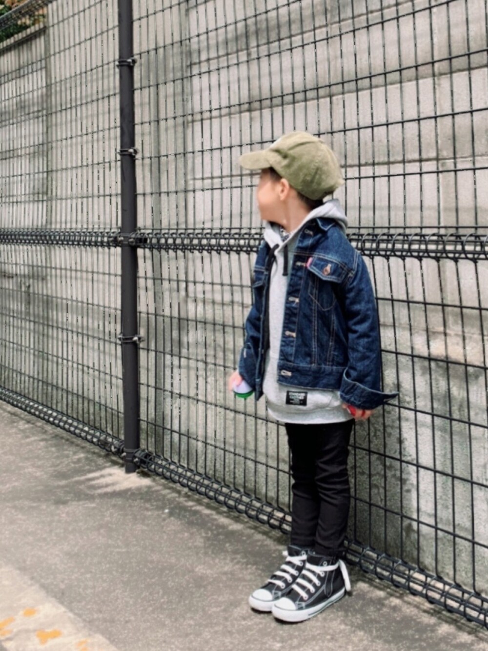 「デニムジャケット、キッズコーデ、カジュアルコーデ、プティマイン、パーカー、男の子コーデ、ハイカットスニーカー、キャップ、黒スキニー、5歳」｜「BREEZEの3rdジャケット（デニムジャケット、ブルー系）」を使った、HeROさん（キッズ・100cm）の春コーディネートの1枚目の写真