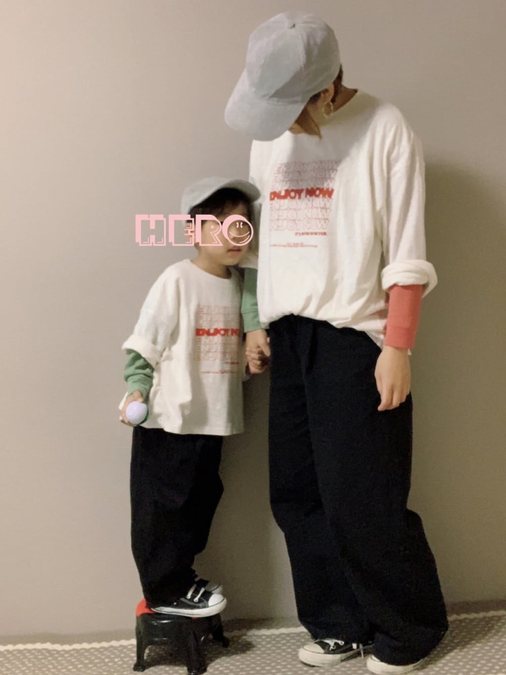 「カジュアル、キッズファッション、親子コーデ、リンクコーデ、3coins、キャップ、マーキーズ、ハイカットスニーカー、converse、5歳」｜「BIG FIELDのトンプキン編みプリントロンT/オフホワイト (80～120cm)（Tシャツ/カットソー、ホワイト系）」を使った、HeROさん（キッズ・100cm）の春コーディネートの1枚目の写真