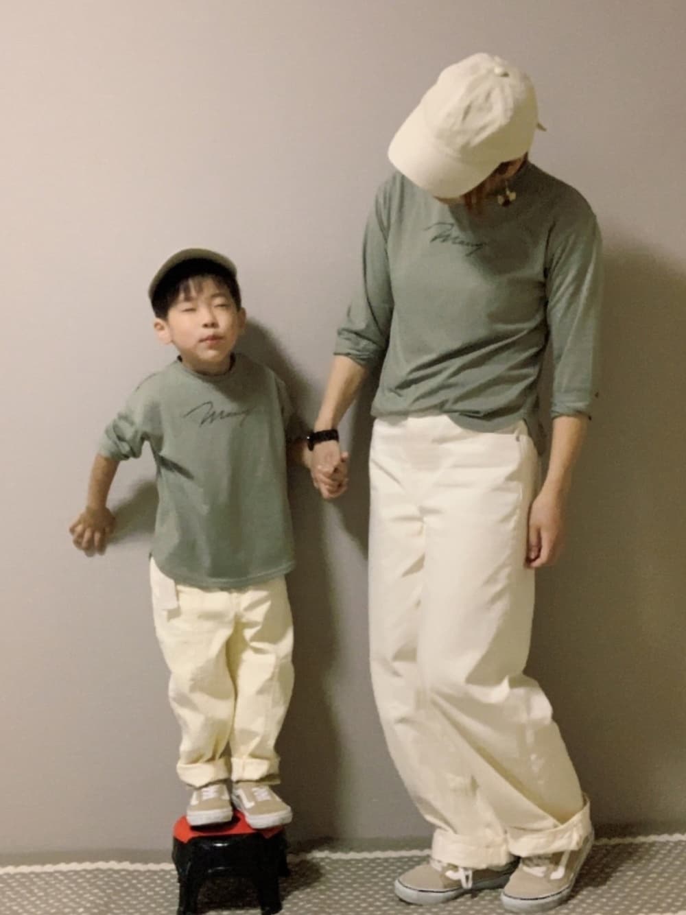 「GU、春コーデ、プチプラコーデ、キャップ、親子コーデ、リンクコーデ、VANS、男の子コーデ、白パンツ、5歳」｜「pairmanonの【ママとおそろい】長袖 プリント ロンT（Tシャツ/カットソー、グリーン系）」を使った、HeROさん（キッズ・100cm）の春コーディネートの1枚目の写真