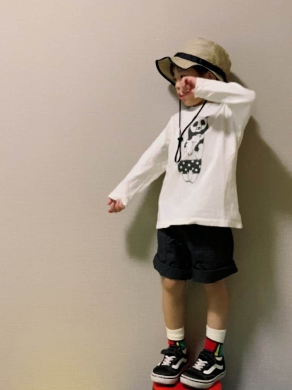 「ロンT、カジュアルコーデ、休日コーデ、ラクチンコーデ、スニーカーコーデ、ハーフパンツ、ハット、マーキーズ、VANS、5歳」｜「JIPPONのセットインロンＴ よじ登りパンダ（80～140cm）（Tシャツ/カットソー、ホワイト系）」を使った、HeROさん（キッズ・100cm）の春コーディネートの1枚目の写真