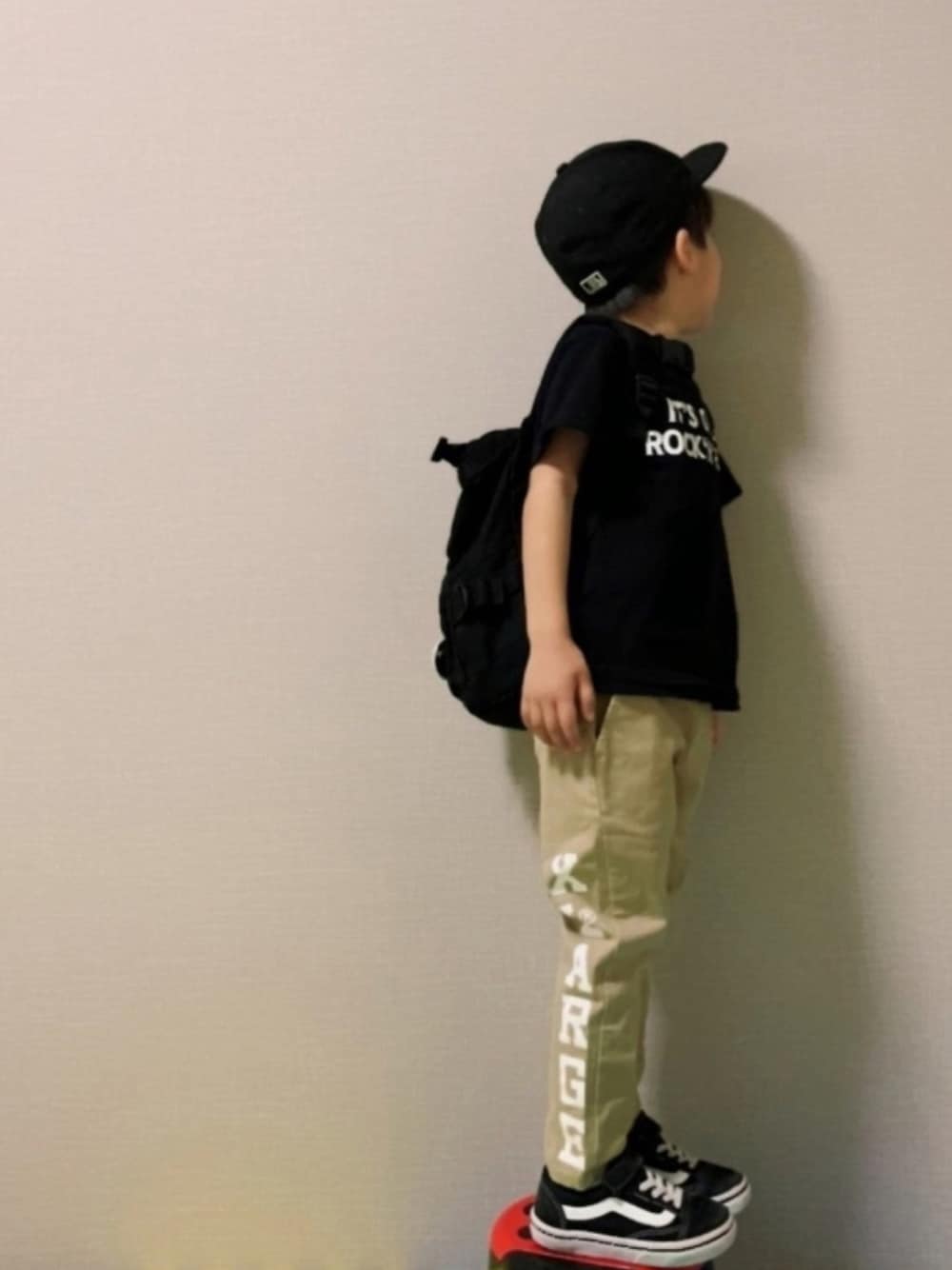 「ベージュ、ストリート、GU、キャップ、リュック、VANS、チノパン、ロゴT、幼稚園コーデ、5歳」｜「NEW ERAのニューエラ キッズ キャップ 59FIFTY バイザーステッカー オールオーバー MLB ニューヨークヤンキース ブラック NEW ERA KIDS（キャップ、ブラック系）」を使った、HeROさん（キッズ・100cm）の春コーディネートの1枚目の写真