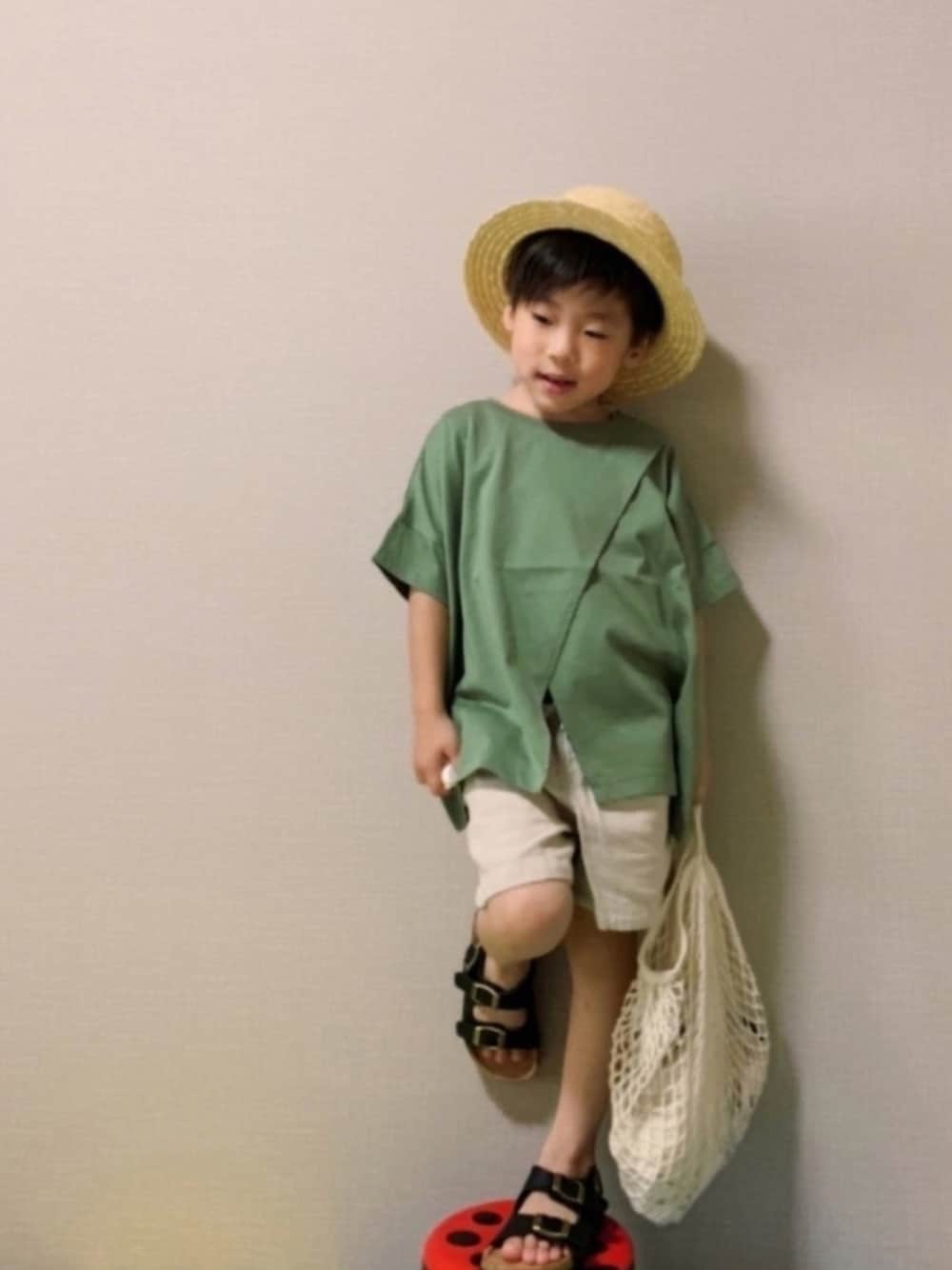 「オーバーサイズ、カンカン帽、ハーフパンツ、ショートパンツ、サンダル、ゆるコーデ、ラクチンコーデ、休日スタイル、西松屋、5歳」｜「LOWRYS FARMのＢＩＧスリットＴＥＥ　882736（Tシャツ/カットソー、グリーン系）」を使った、HeROさん（キッズ・100cm）の春コーディネートの1枚目の写真