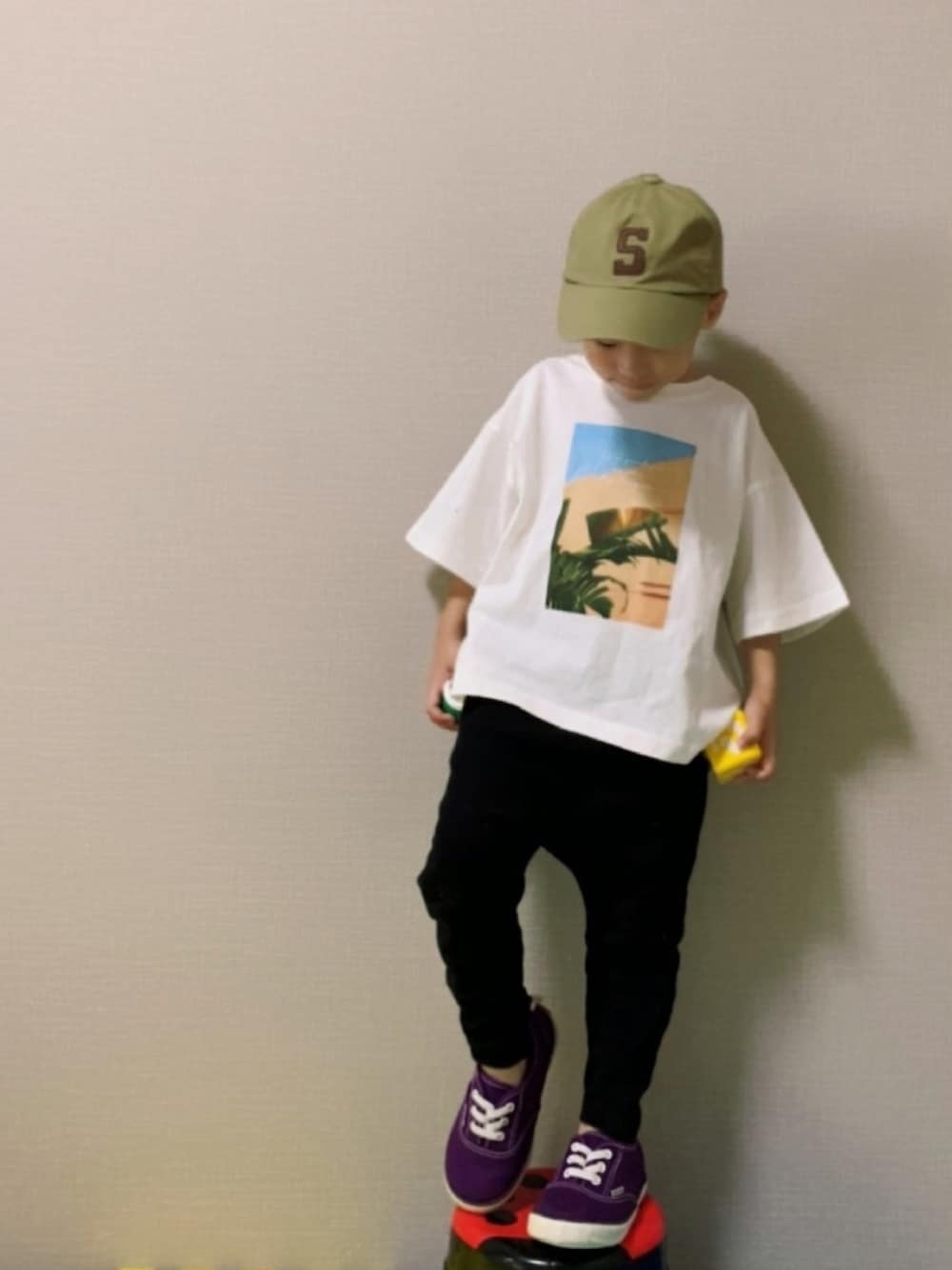 「スリッポン、サルエルパンツ、キャップ、Tシャツ、ビッグシルエット」｜「LOWRYS FARMのフォトＢＩＧプリントＴＥＥ　878048（Tシャツ/カットソー、ホワイト系）」を使った、HeROさん（キッズ・100cm）の春コーディネートの1枚目の写真
