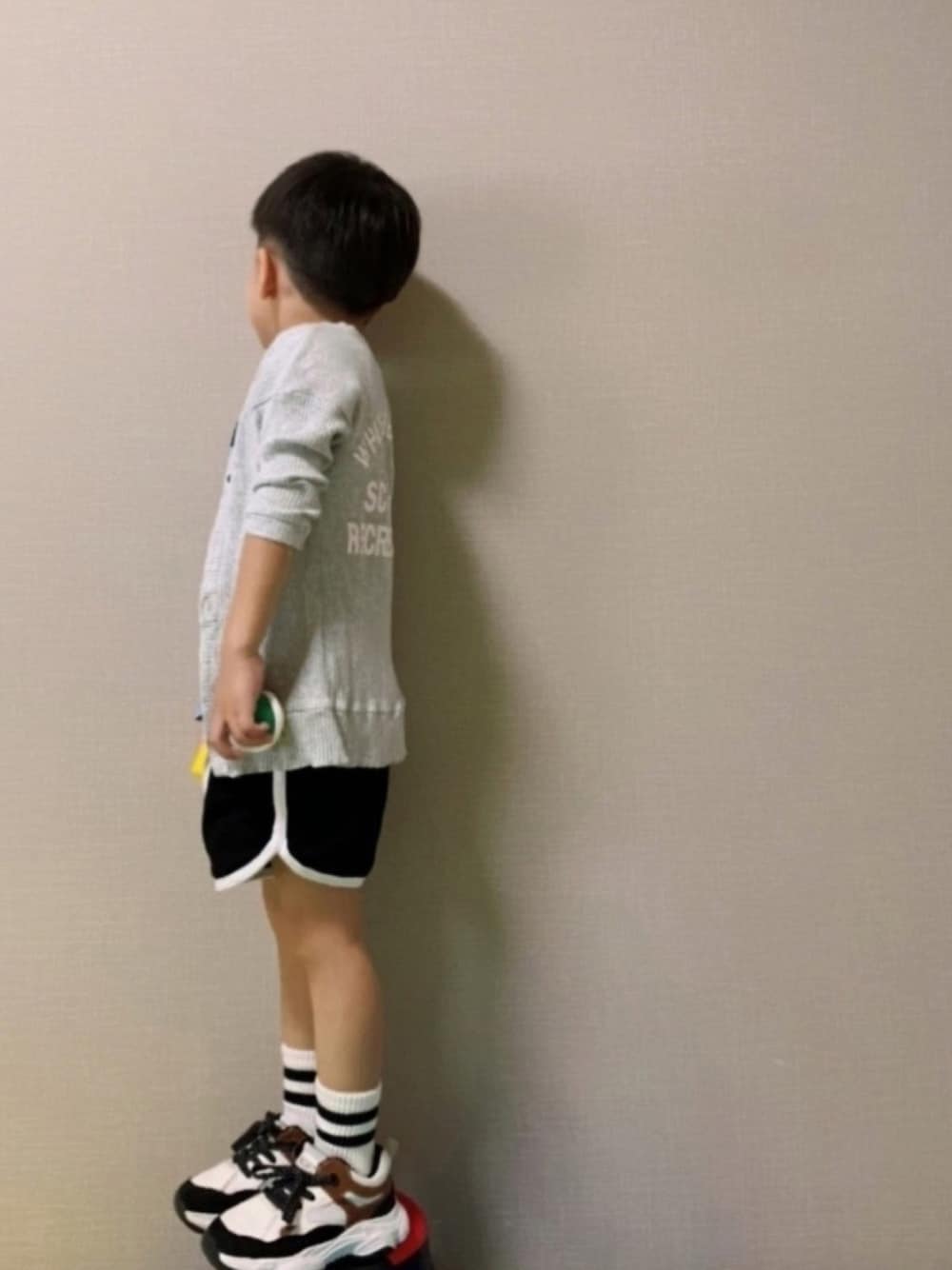 「カーディガン、ショートパンツ、ダッドスニーカー、部屋撮り、Tシャツ、スニーカーコーデ、休日コーデ、リラックススタイル、男の子コーデ、5歳」｜「韓国子供服のアイテム（カーディガン/ボレロ、グレー系）」を使った、HeROさん（キッズ・100cm）の春コーディネートの1枚目の写真