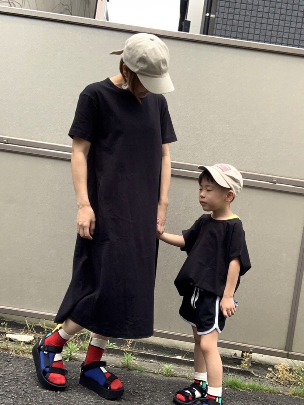 「ビッグシルエット、Tシャツ、モノトーン、ショートパンツ、スポーツサンダル、キャップ、リンクコーデ、親子コーデ、韓国子供服、5歳」｜「GUのアイテム（ワンピース、ブラック系）」を使った、HeROさん（キッズ・100cm）の春コーディネートの1枚目の写真