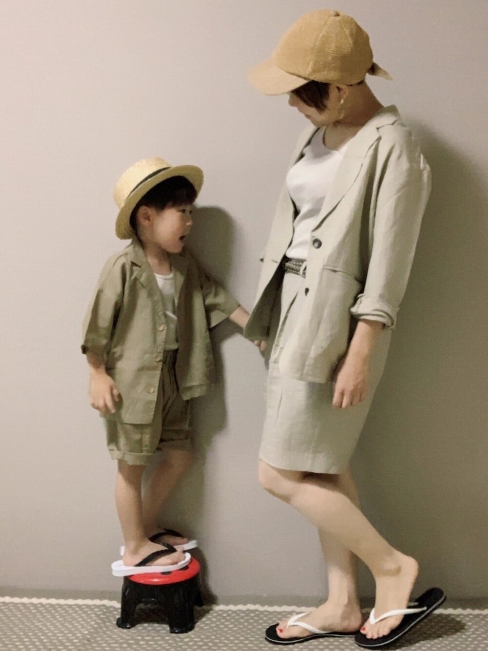 「韓国子供服、セットアップ、ハーフパンツ、ビーチサンダル、カンカン帽、リンクコーデ、親子コーデ、ワントーンコーデ、ベージュ、5歳」｜「Koreaのアイテム（シャツ/ブラウス、ベージュ系）」を使った、HeROさん（キッズ・100cm）の春コーディネートの1枚目の写真