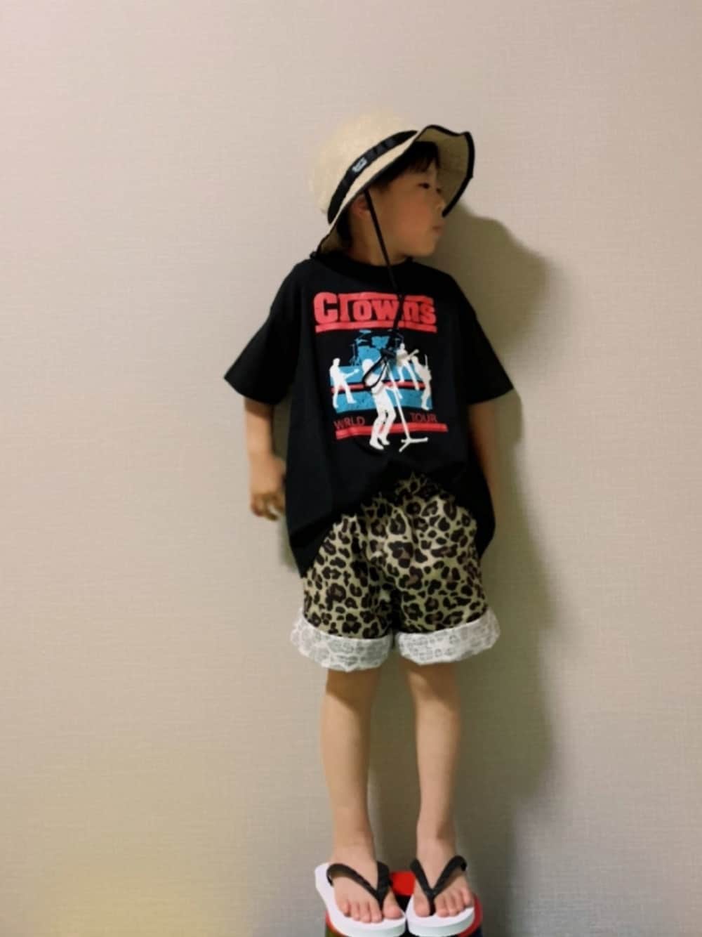 「ハーフパンツ、ハット、レオパード、フェススタイル、ビーチサンダル、ロックテイスト、ロックT、男の子コーデ、マーキーズ、5歳」｜「Life Support Productsのプリント半袖Ｔシャツ Crown（80～150cm）（Tシャツ/カットソー、ブラック系）」を使った、HeROさん（キッズ・100cm）の夏コーディネートの1枚目の写真