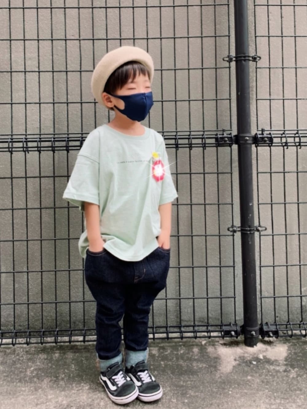 「デニムパンツ、ベレー帽、ピスタチオ、VANS、スニーカーコーデ、幼稚園コーデ、Tシャツ、カジュアルコーデ、5歳」｜「LOWRYS FARMのレタリングＴＥＥ　876016（Tシャツ/カットソー、グリーン系）」を使った、HeROさん（キッズ・100cm）の夏コーディネートの1枚目の写真