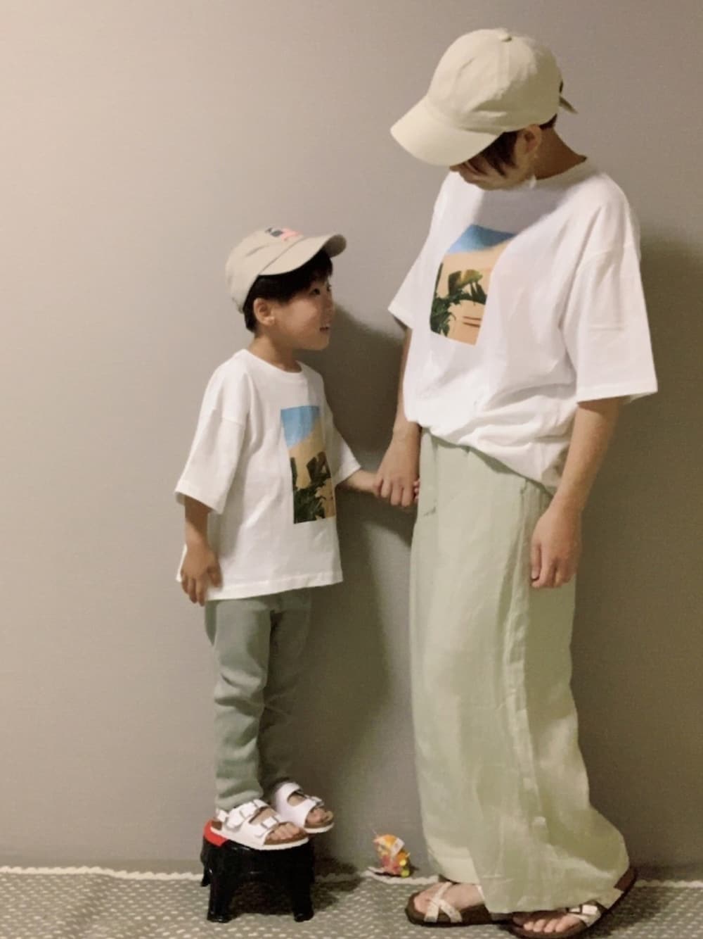 「夏だ！Tシャツ着よう！、レギンス、キャップ、ゆるコーデ、休日スタイル、サンダル、親子コーデ、リンクコーデ、シンプルコーデ、5歳」｜「LOWRYS FARMのフォトＢＩＧプリントＴＥＥ　878048（Tシャツ/カットソー、ホワイト系）」を使った、HeROさん（キッズ・100cm）の夏コーディネートの1枚目の写真