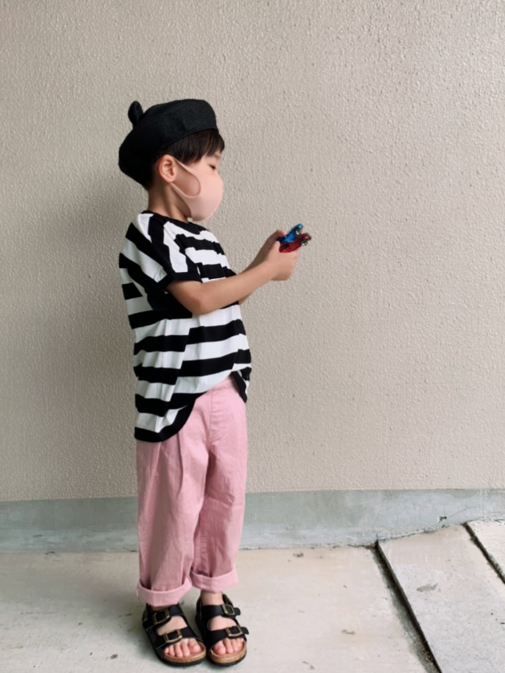 「Branshes、ボーダートップス、ベレー帽、耳付き帽子、ピンク、サンダル、夏コーデ、男の子コーデ、ラクチンコーデ、5歳」｜「BRANSHESの先染めボーダーTシャツ（Tシャツ/カットソー、ブラック系）」を使った、HeROさん（キッズ・100cm）の夏コーディネートの1枚目の写真