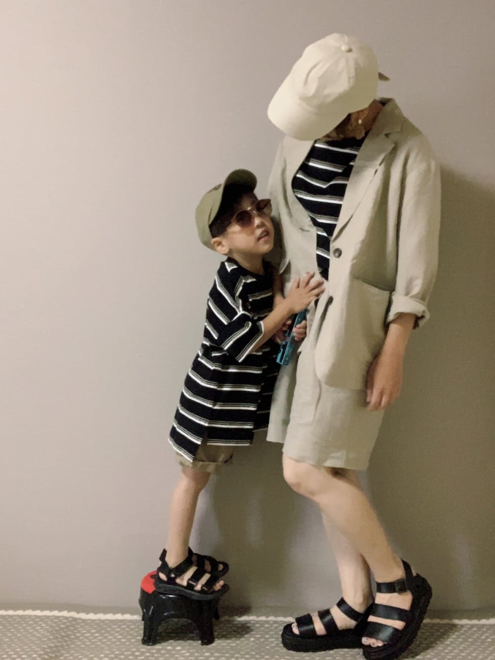 「オーバーサイズ、休日スタイル、ハーフパンツ、ショートパンツ、リンクコーデ、親子コーデ、キャップ、ボーダートップス、サンダル、ビッグシルエット」｜「LOWRYS FARMのＢＩＧチュニックＴＥＥ　878604（Tシャツ/カットソー、ブラック系）」を使った、HeROさん（キッズ・100cm）の夏コーディネートの1枚目の写真
