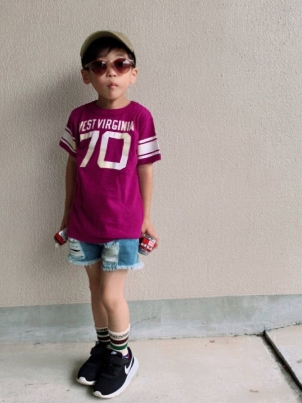 「夏だ！Tシャツ着よう！、デニムパンツ、ショートパンツ、夏コーデ、サングラス、キャップ、韓国子供服、休日スタイル、ダメージデニムパンツ、フットボールTシャツ」｜「DENIM DUNGAREEのﾄﾝﾌﾟｷﾝﾃﾝｼﾞｸ　ﾌｯﾄﾎﾞｰﾙ　TEE（Tシャツ/カットソー、パープル系）」を使った、HeROさん（キッズ・100cm）の夏コーディネートの1枚目の写真