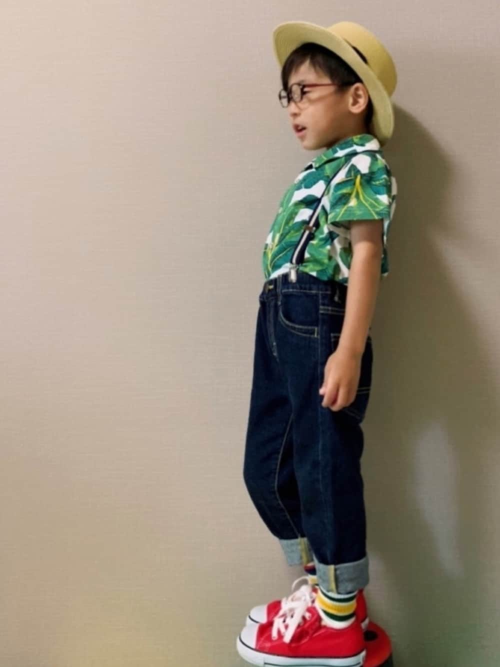 グリーン系のシャツ/ブラウス、ブルー系のデニムパンツ、レッド系のスニーカーを着用したキッズの夏コーディネートの1枚目の写真