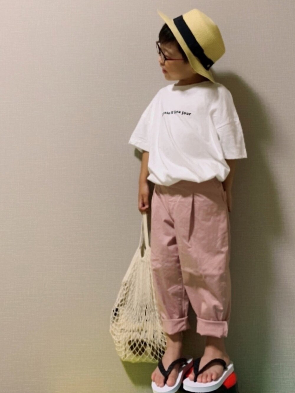 「ユニクロ、オーバーサイズ、ロゴT、めがね、カンカン帽、麦わら帽子、ビーチサンダル、休日スタイル」｜「LOWRYS FARMのピグメントロゴＴＥＥ　886761（Tシャツ/カットソー、ベージュ系）」を使った、HeROさん（キッズ・100cm）の夏コーディネートの1枚目の写真