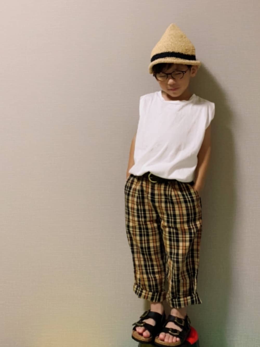 「ノースリーブ、チェックパンツ、めがね、トンガリ帽子、ハンドメイド、サンダル、プチプラ、ラクチンコーデ、夏コーデ、チェック」｜「LOWRYS FARMのＢＡＳＩＣノースリーブ　889697（Tシャツ/カットソー、ホワイト系）」を使った、HeROさん（キッズ・100cm）の夏コーディネートの1枚目の写真