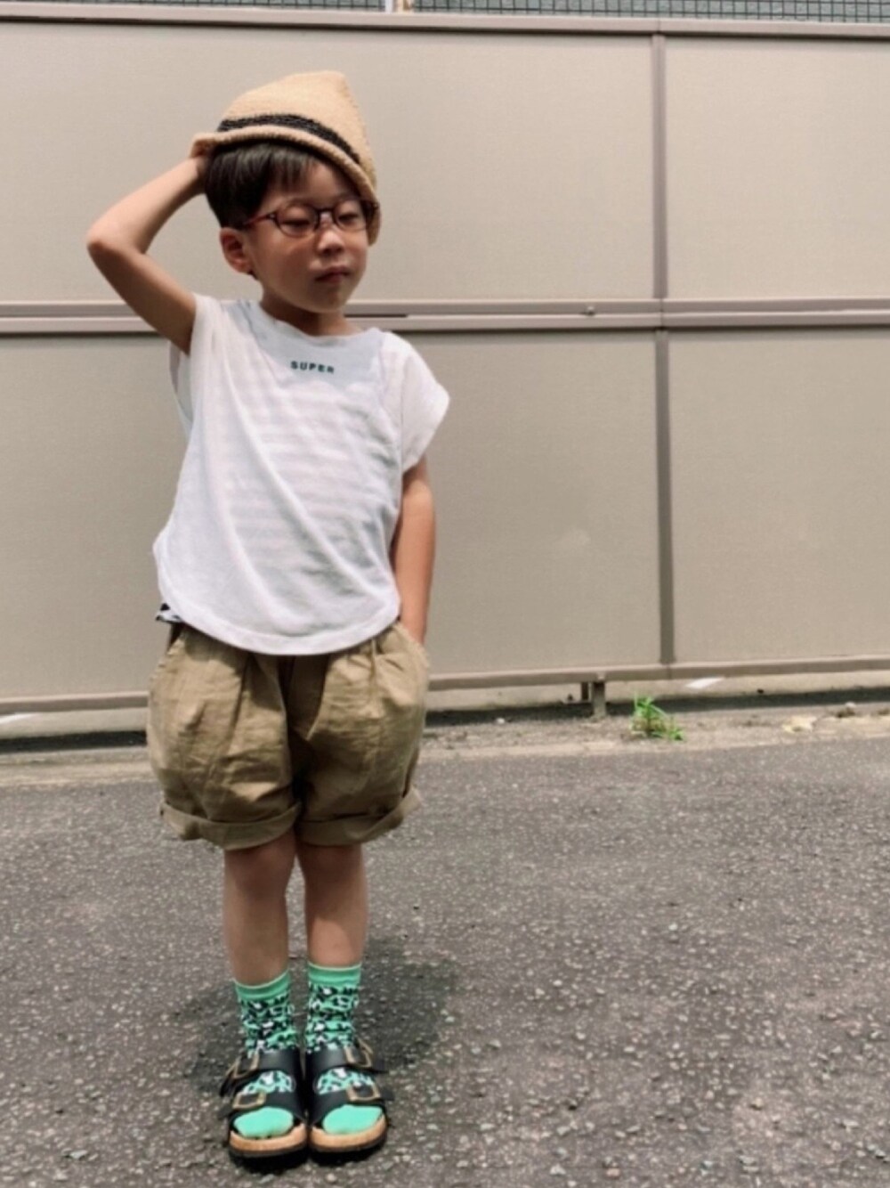 「ロゴT、タンクトップ、ノースリーブ、ハーフパンツ、韓国子供服、トンガリ帽子、ハンドメイド、レオパード、レイヤードスタイル、めがね」｜「CIAOPANIC TYPYの【ママとおそろい】ロゴ刺繍ラウンドヘムTEE（Tシャツ/カットソー、グリーン系）」を使った、HeROさん（キッズ・100cm）の夏コーディネートの1枚目の写真