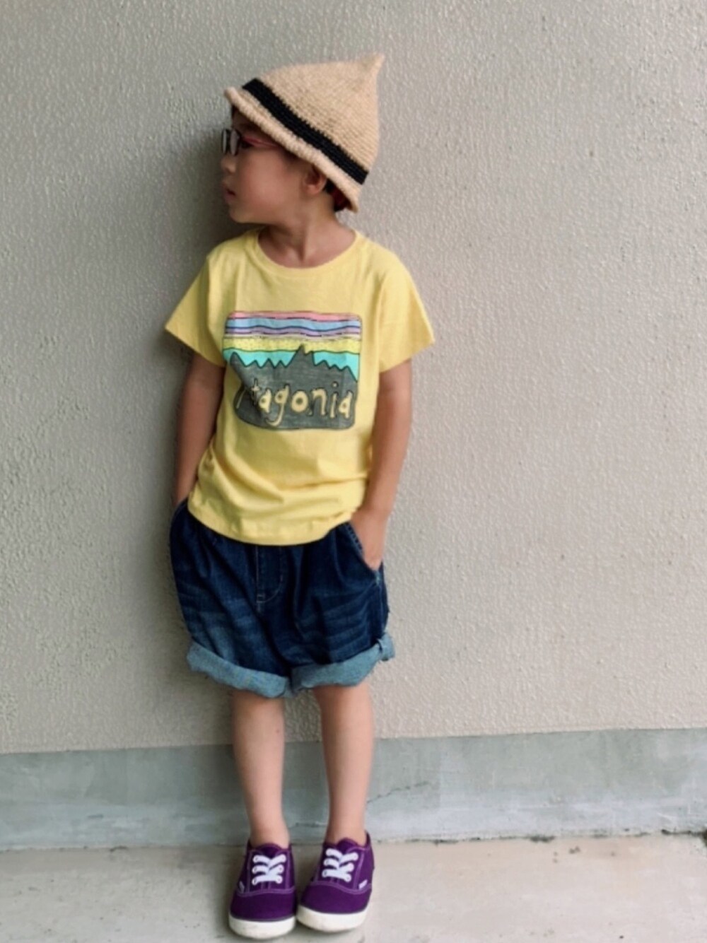 「スリッポン、ハーフパンツ、プリントT、夏コーデ、ハンドメイド、トンガリ帽子、めがね、デニムパンツ、サルエルパンツ、カジュアルコーデ」｜「patagoniaのpatagonia/パタゴニア/baby T-shirt/ベビーフィッツロイTシャツ/60419（Tシャツ/カットソー、イエロー系）」を使った、HeROさん（キッズ・100cm）の夏コーディネートの1枚目の写真
