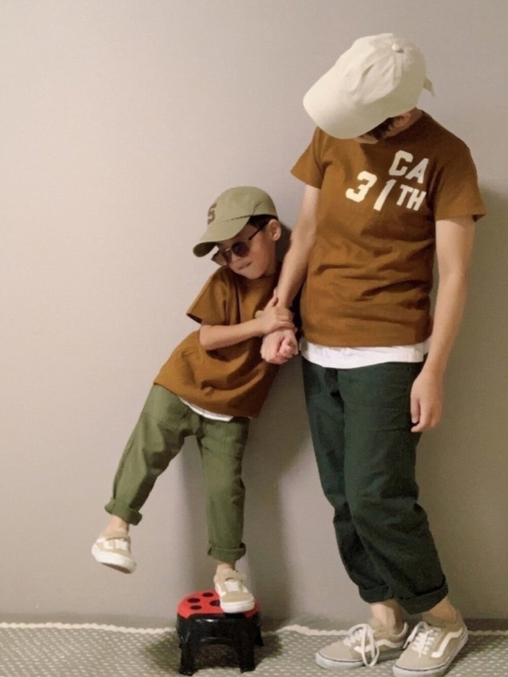 「カジュアルコーデ、ロゴT、秋色、レイヤードスタイル、VANS、リンクコーデ、親子コーデ、キャップ、ブラウン、ベイカーパンツ」｜「DENIM DUNGAREEのトンプキンテンジク エスタブリッシュ Tシャツ（Tシャツ/カットソー、ブラウン系）」を使った、HeROさん（キッズ・100cm）の夏コーディネートの1枚目の写真