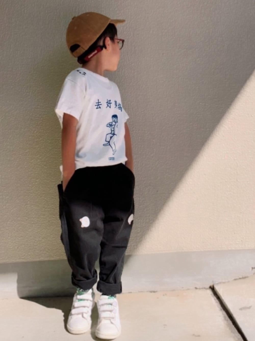 「プリントT、キャップ、めがね、レオパード、白スニーカー、ベージュ、幼稚園コーデ」｜「GO TO HOLLYWOODの天竺 カンフー Tシャツ（Tシャツ/カットソー、ホワイト系）」を使った、HeROさん（キッズ・100cm）の秋コーディネートの1枚目の写真