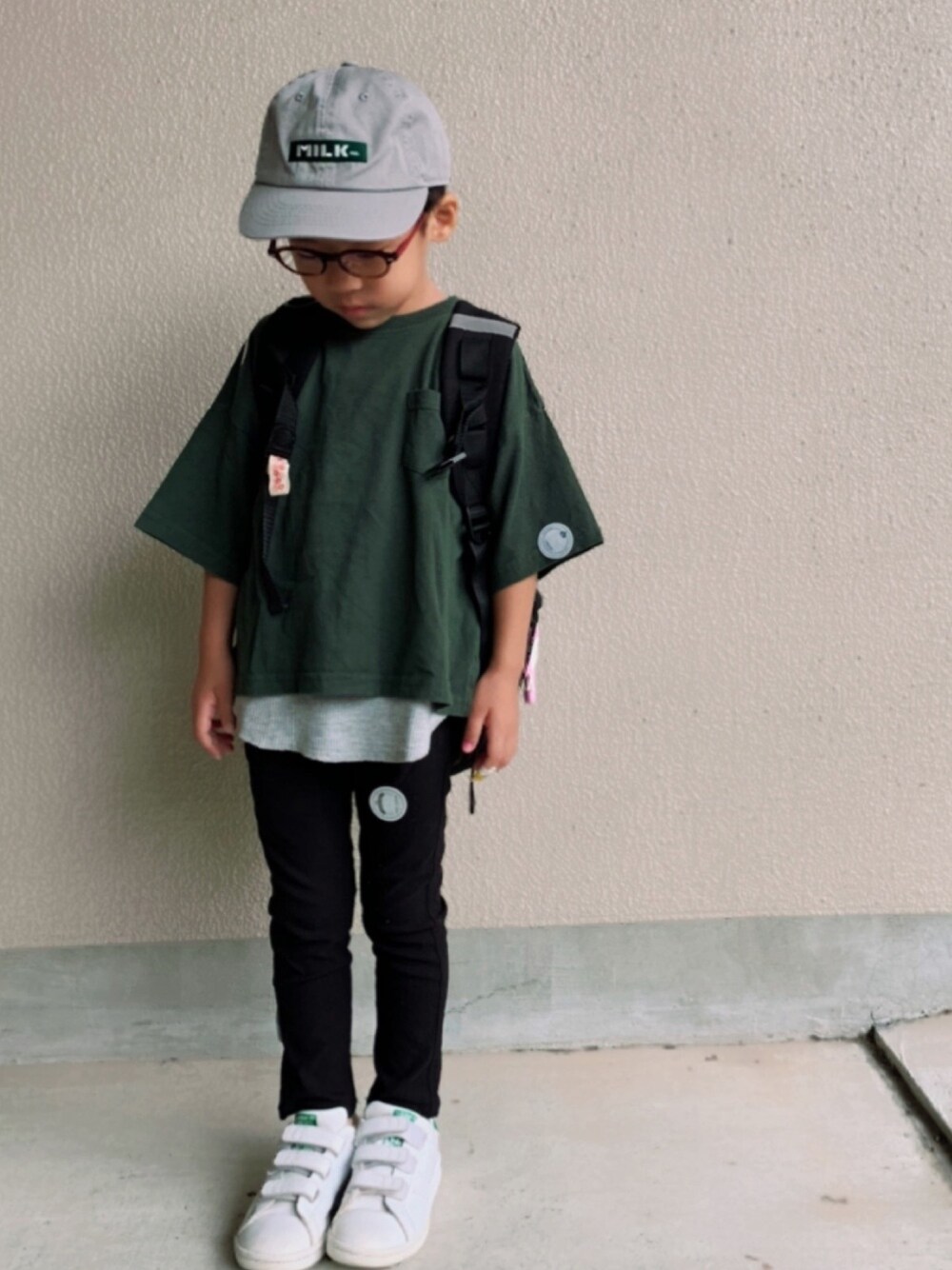 グリーン系のTシャツ/カットソー、ブラック系のその他パンツ、ホワイト系のスニーカーを着用したキッズの秋コーディネートの1枚目の写真