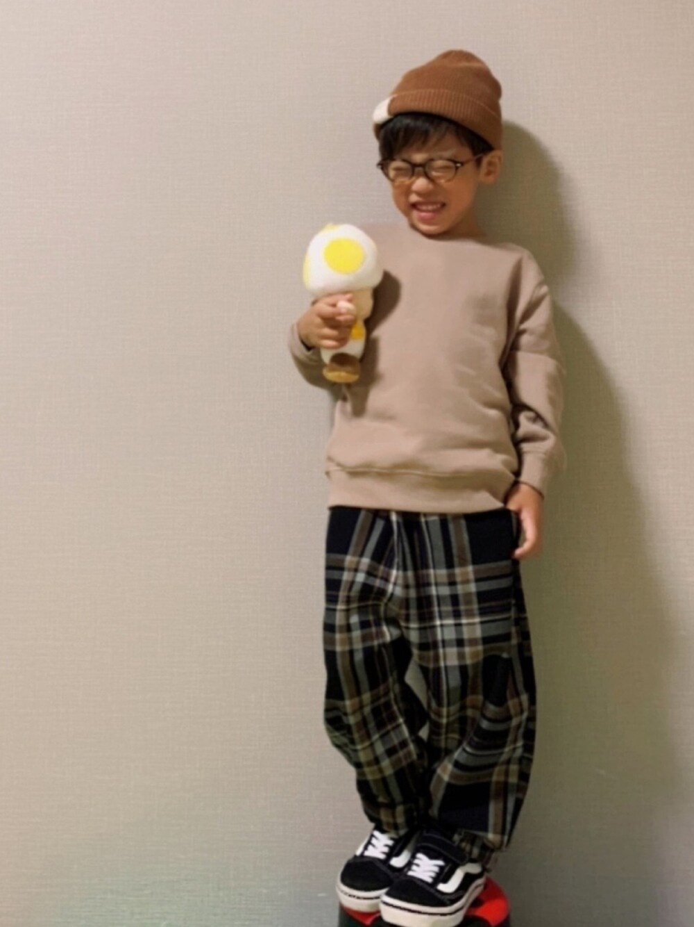 「休日スタイル、スウェット、チェックパンツ、チェック柄に恋してる、秋のカフェオレコーデ、バンズ、ニット帽、めがね、秋コーデ」｜「devirockのデビラボ バックプリント裏毛トレーナー（スウェット、その他）」を使った、HeROさん（キッズ・100cm）の秋コーディネートの1枚目の写真