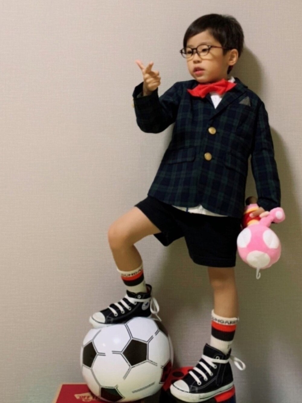 「wearhalloween2020、ハロウィン、オレンジ、ブラックウォッチ、チェック柄に恋してる、ハーフパンツ、ラインソックス、コンバース、ハイカットスニーカー、めがね」｜「B:MING by BEAMSのB:MING by BEAMS / フォーマル ジャケット 19FO（テーラードジャケット、グリーン系）」を使った、HeROさん（キッズ・100cm）の秋コーディネートの1枚目の写真