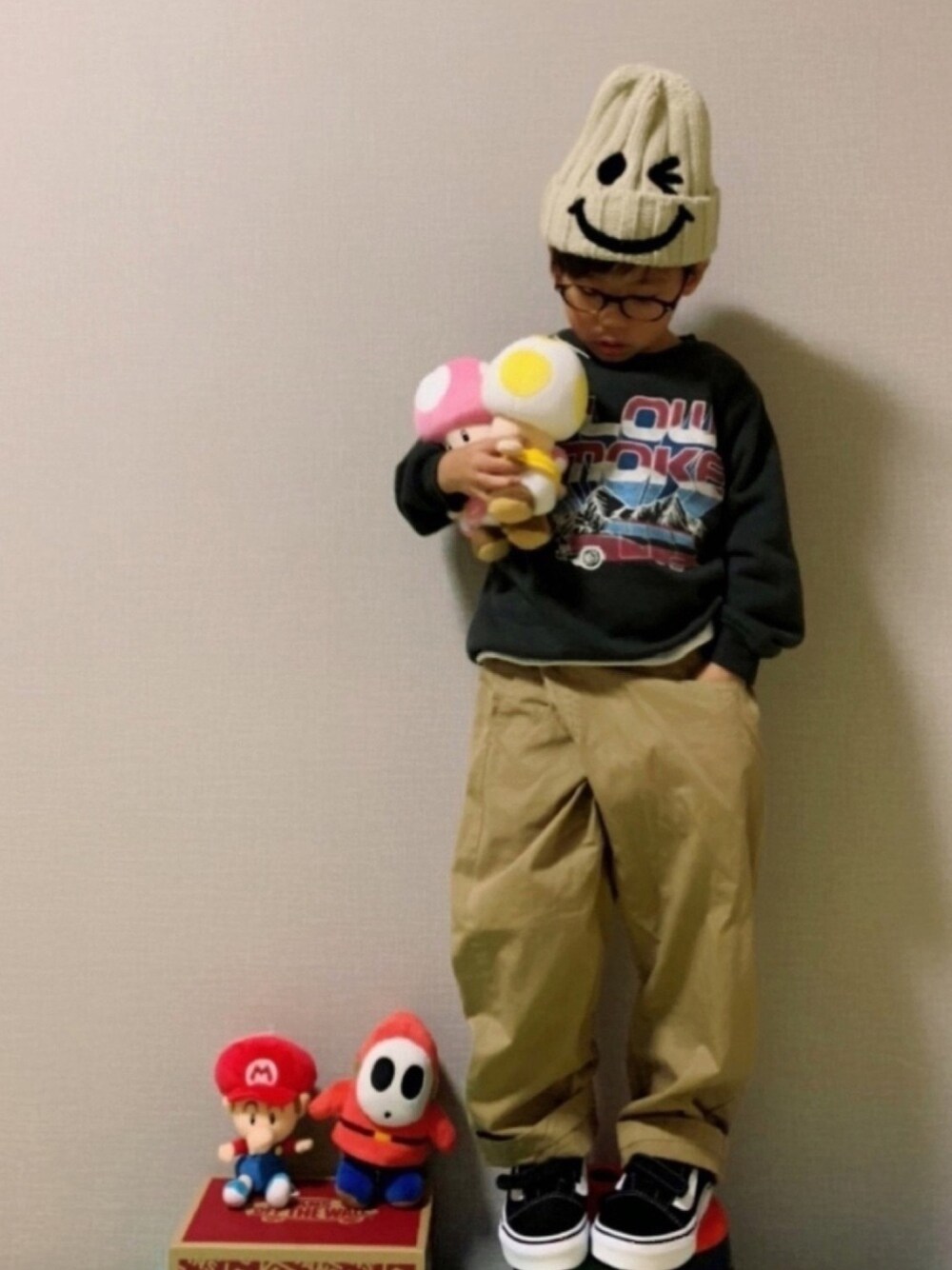 その他のスウェット、グリーン系のTシャツ/カットソー、ベージュ系のその他パンツを着用したキッズの秋コーディネートの1枚目の写真