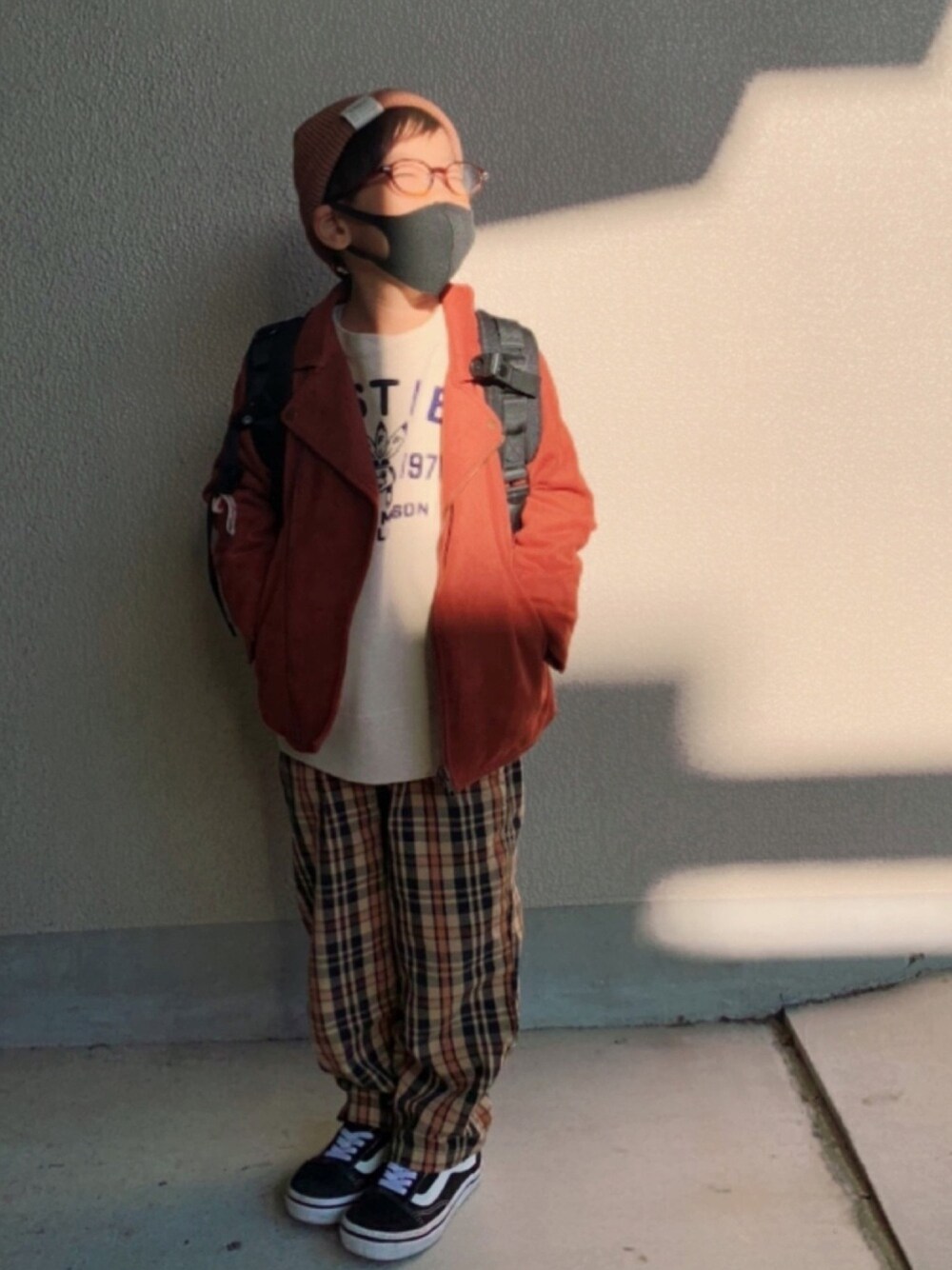 「ライダース、チェックパンツ、ワントーンコーデ、ブラウン、ニット帽、めがね、VANS、スニーカーコーデ、チェック柄に恋してる、カジュアルコーデ」｜「DENIM DUNGAREEのアイテム（スウェット、ホワイト系）」を使った、HeROさん（キッズ・100cm）の冬コーディネートの1枚目の写真