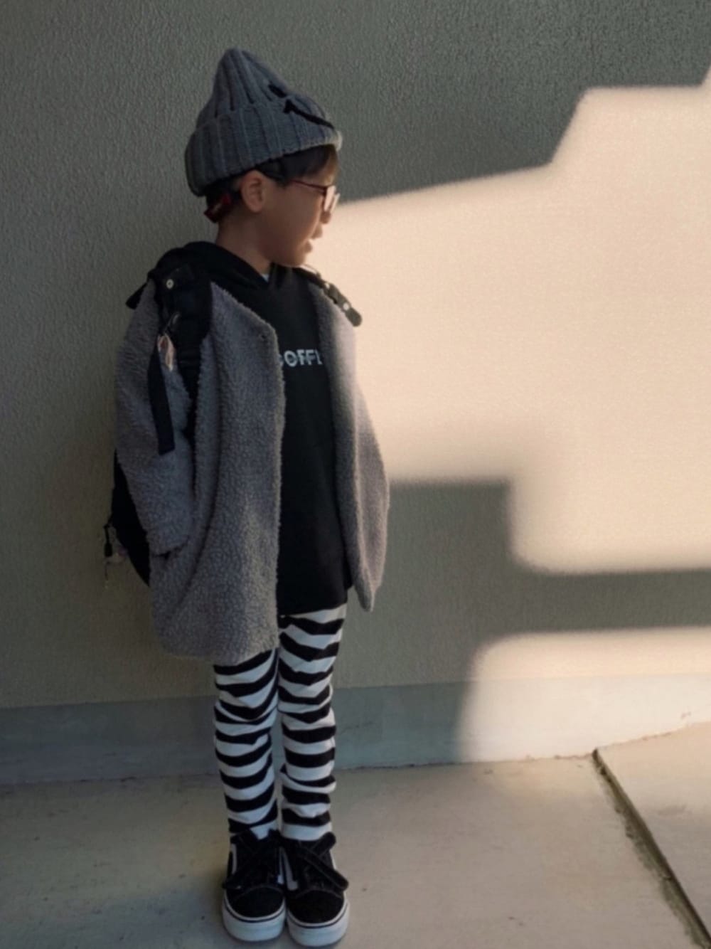 「オールブラック、モノトーン、ボーダー、パーカー、ニット帽、VANS、スニーカーコーデ、サルエルパンツ、GLOBAL WORK、Branshes」｜「NO COFFEEの【キッズ】NO COFFEE パーカー/860504（パーカー、ブラック系）」を使った、HeROさん（キッズ・100cm）の冬コーディネートの1枚目の写真