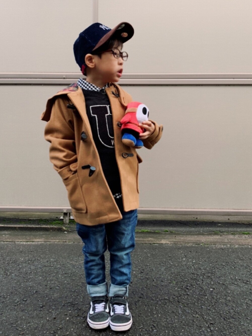 「ギンガムチェック、ニット、デニムパンツ、サルエルパンツ、VANS、めがね、ダッフルコート、キャップ、GLOBAL WORK、マイベストコーデ2020」｜「Life Support Productsの【おうちで洗えるニット】レタードセーター（80～150cm）（ニット/セーター、ブラック系）」を使った、HeROさん（キッズ・100cm）の冬コーディネートの1枚目の写真