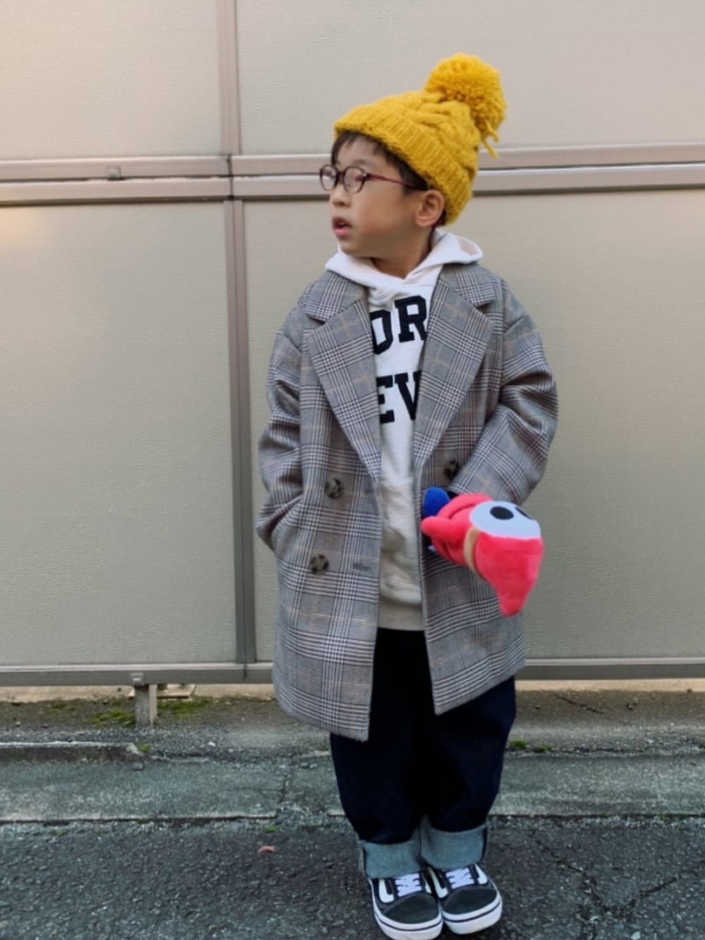 「パーカー、スウェット、デニムパンツ、ワイドパンツ、チェスターコート、ニット帽、VANS、めがね、GU、プチプラ」｜「DENIM DUNGAREEの裏毛 47 パーカー（パーカー、ホワイト系）」を使った、HeROさん（キッズ・100cm）の冬コーディネートの1枚目の写真