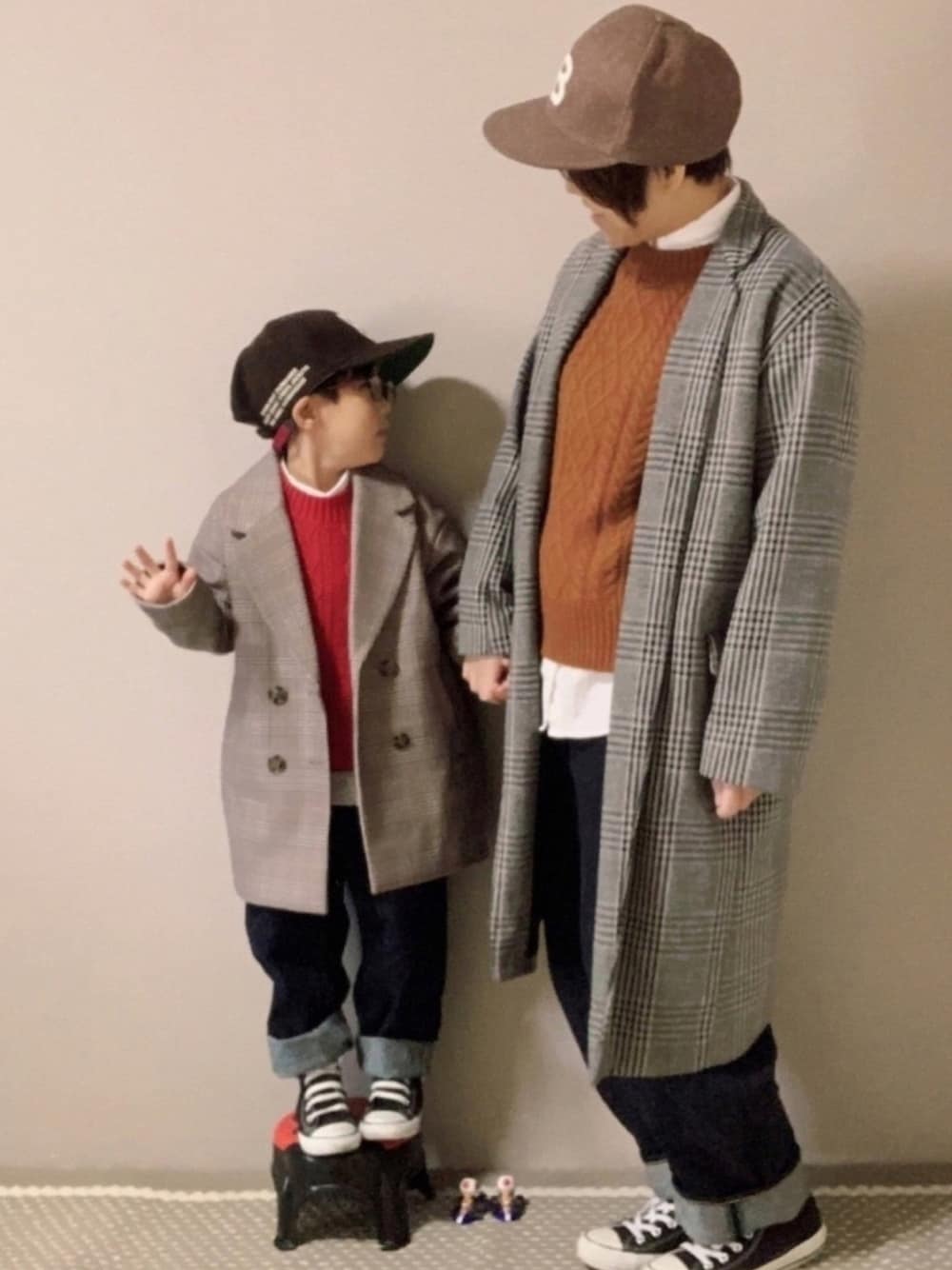 「冬コーデ、ケーブルニット、白シャツ、デニムパンツ、チェスターコート、ロングコート、キャップ、コンバース、リンクコーデ、親子コーデ」｜「BREEZEのウォッシャブルクレイジーセーター（ニット/セーター、レッド系）」を使った、HeROさん（キッズ・100cm）の冬コーディネートの1枚目の写真