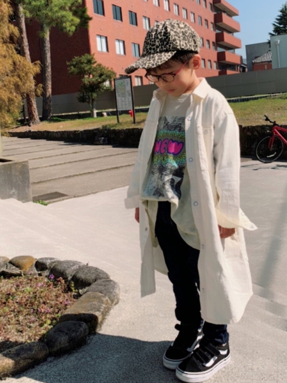 「ロンT、シャツワンピ、サルエルパンツ、デニムパンツ、VANS、キャップ、レオパード、めがね、春コーデ」｜「MARKEY'Sのアイテム（Tシャツ/カットソー、グリーン系）」を使った、HeROさん（キッズ・110cm）の冬コーディネートの1枚目の写真