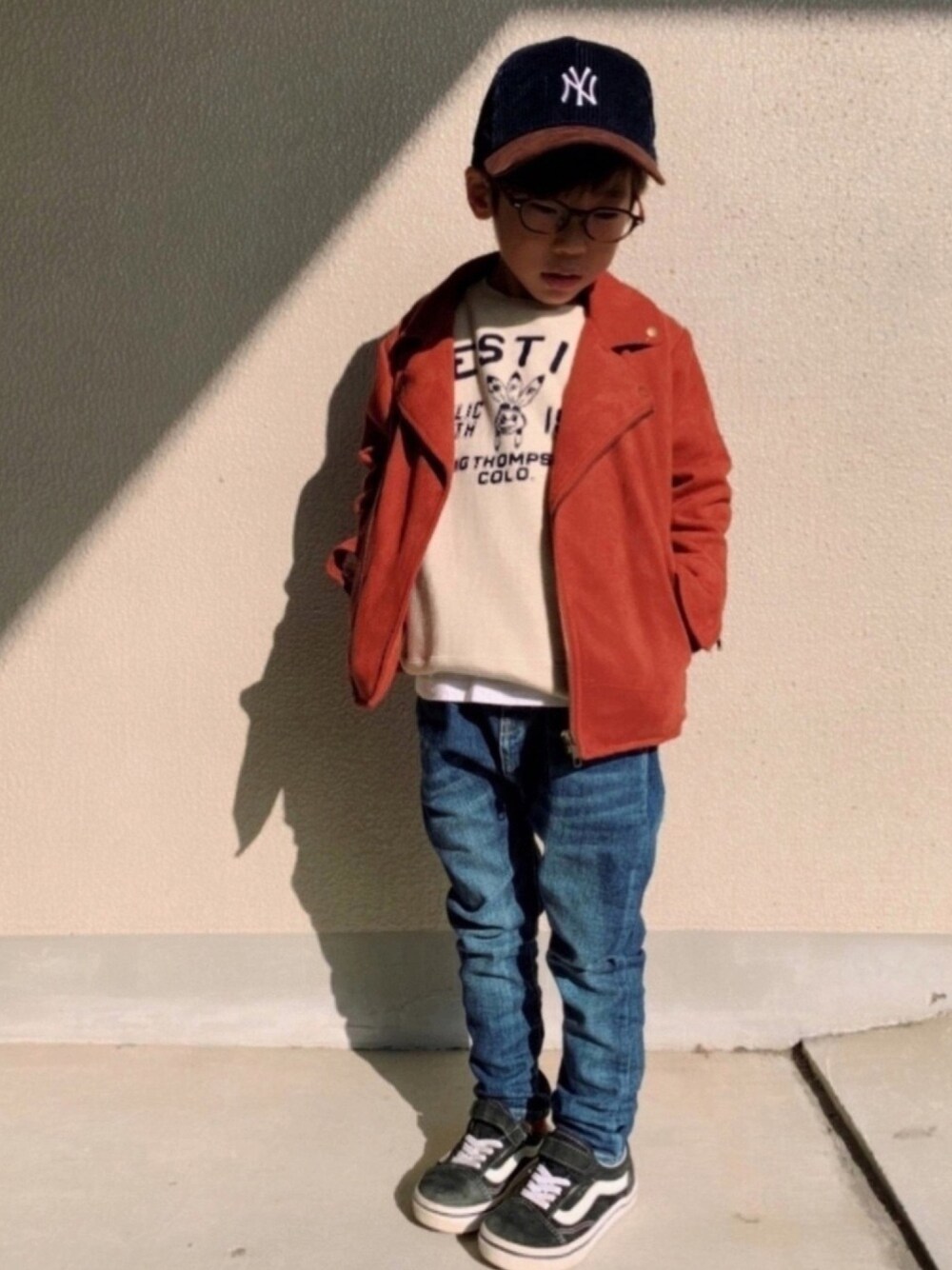 「ライダースジャケット、ブラウン、スウエット、デニムパンツ、サルエルパンツ、VANS、めがね、キャップ、カジュアルコーデ」｜「DENIM DUNGAREEのアイテム（スウェット、ホワイト系）」を使った、HeROさん（キッズ・110cm）の春コーディネートの1枚目の写真