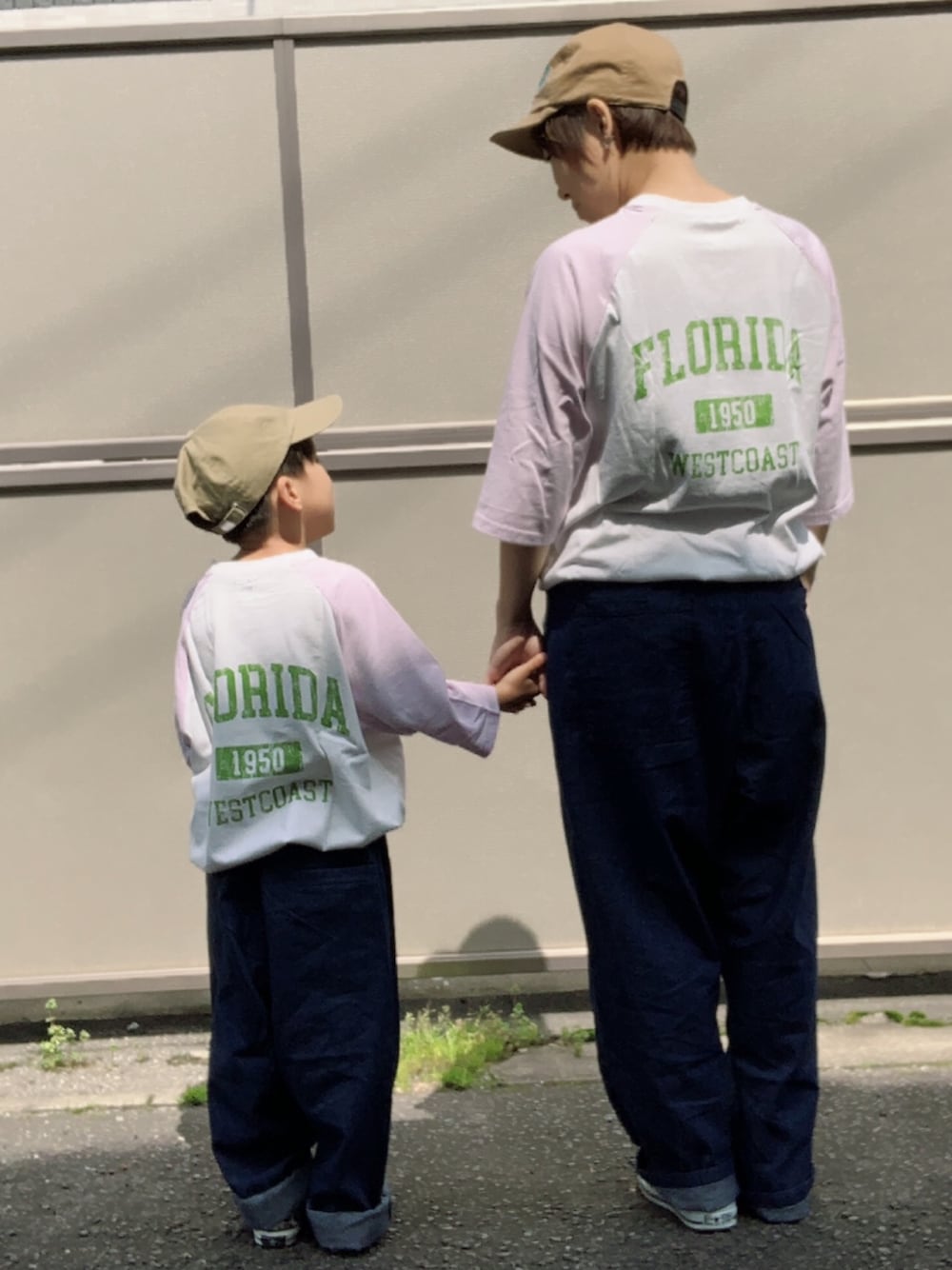 「春コーデ、デニムパンツ、キャップ、コンバース、スニーカー、パステル映える春、親子コーデ、リンクコーデ、ビッグシルエット、ワイトパンツ」｜「Life Support Productsの【コットンUSA】ラグランワンピース/バックプリント（90～150cm）（ワンピース、パープル系）」を使った、HeROさん（キッズ・110cm）の春コーディネートの1枚目の写真