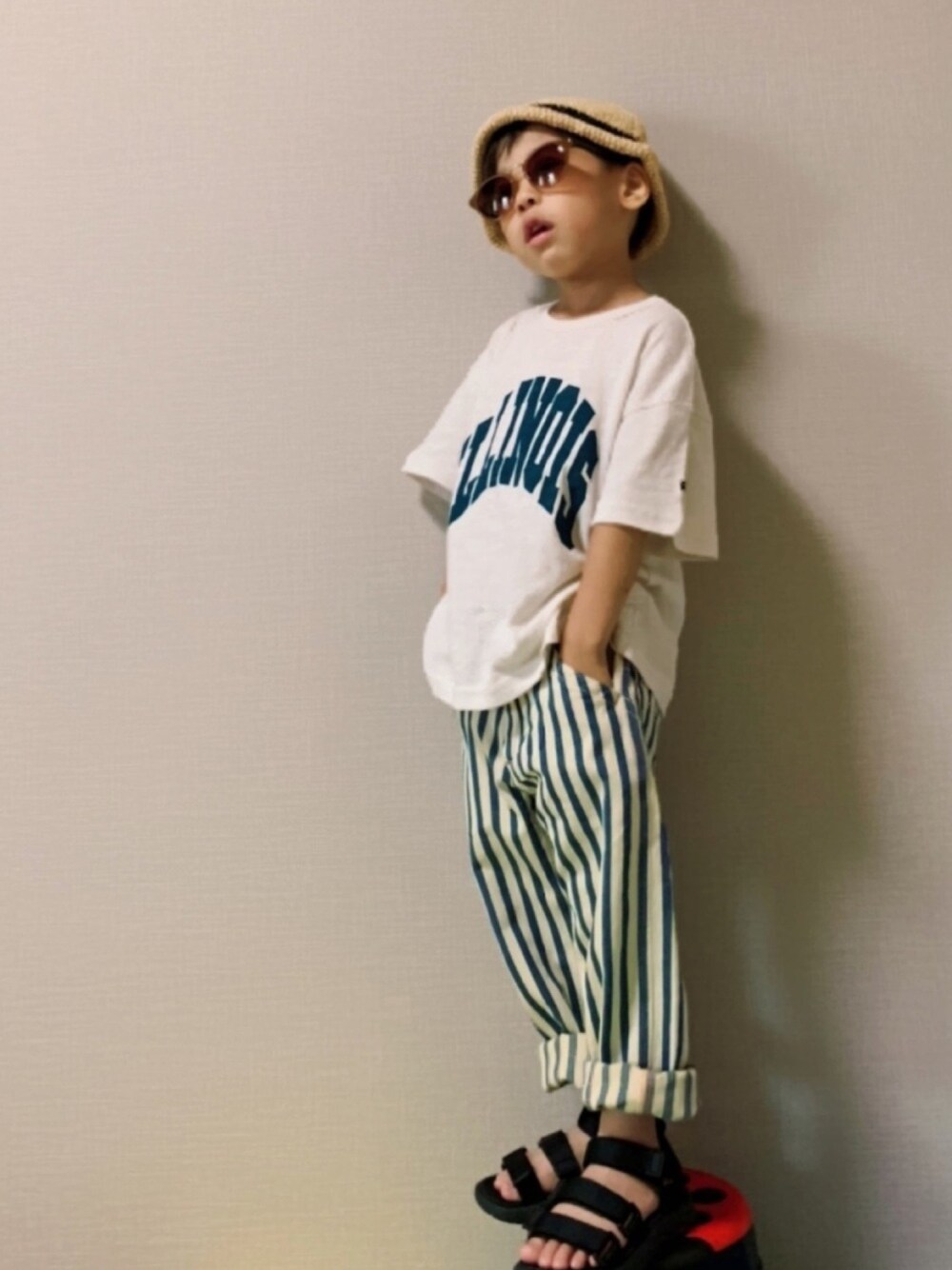 「カジュアル、夏だ！Tシャツ着よう！、ハンドメイド、サンダル、スポーツサンダル、ストライプ、マーキーズ、キッズファッション、ゆるコーデ」｜「BIG FIELDのトンプキン編み半袖プリントTシャツ（80～120cm）（Tシャツ/カットソー、ホワイト系）」を使った、HeROさん（キッズ・100cm）の夏コーディネートの1枚目の写真