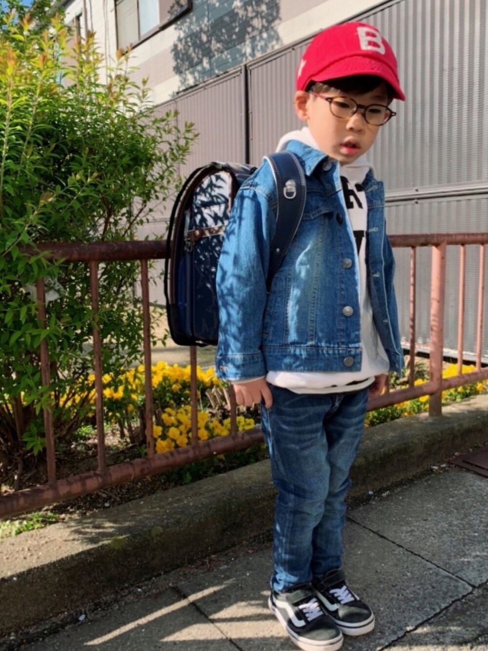「デニムジャケット、デニデニ、パーカー、デニムパンツ、サルエルパンツ、VANS、アメカジ、キャップ、めがね、スニーカー」｜「DENIM DUNGAREEのアイテム（パーカー、ホワイト系）」を使った、HeROさん（キッズ・110cm）の春コーディネートの1枚目の写真