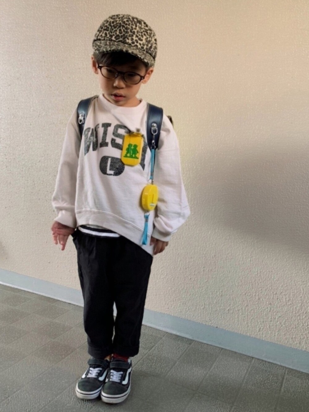 「モノトーン、主役はカラーパンツ、レイヤード、スウェット、スニーカー、VANS、めがね、キャップ、レオパード」｜「DENIM DUNGAREEの裏毛 WISH スウェット（スウェット、ホワイト系）」を使った、HeROさん（キッズ・110cm）の春コーディネートの1枚目の写真