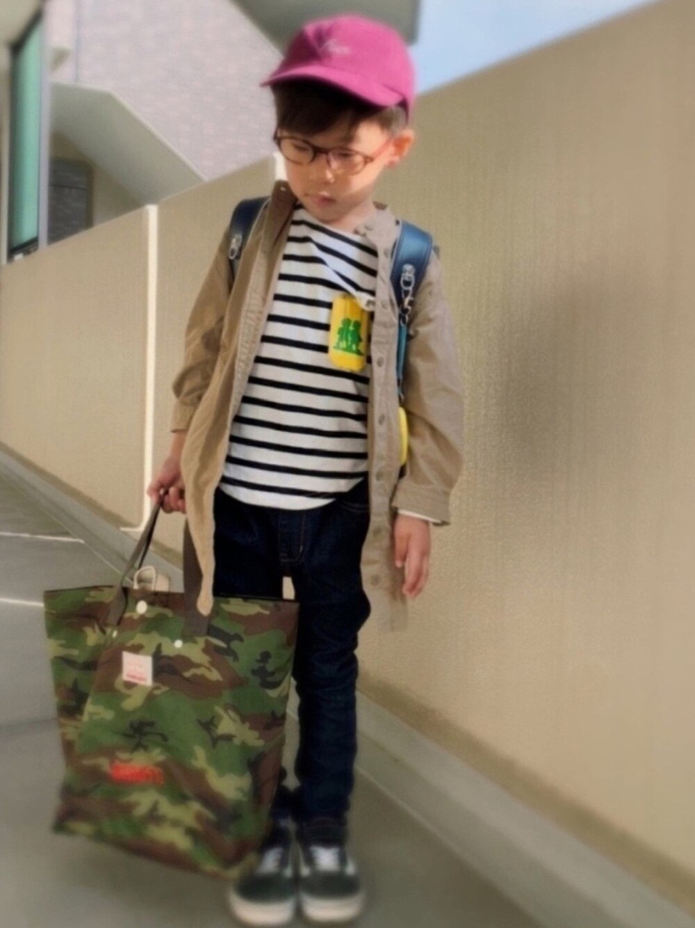 「スニーカー、デニムパンツ、サルエルパンツ、ボーダートップス、VANS、キャップ、めがね、シャツスタイル、ベージュ」｜「antiquaのボーダーフライス綿ロンT（Tシャツ/カットソー、ホワイト系）」を使った、HeROさん（キッズ・110cm）の春コーディネートの1枚目の写真