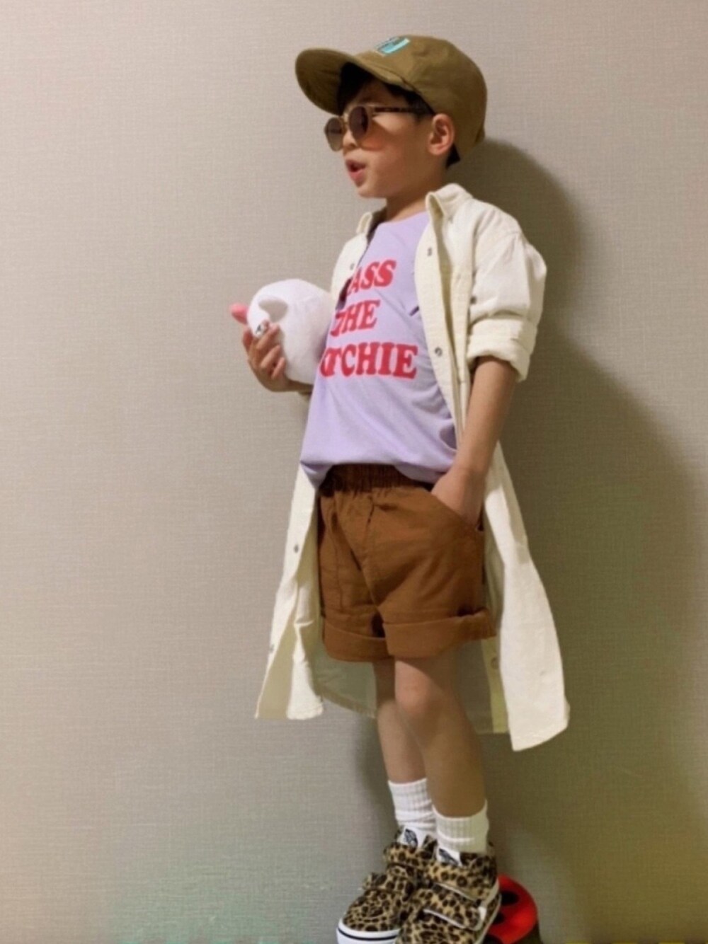 「シャツスタイル、主役はカラーパンツ、ショートパンツ、韓国子供服、西松屋、プチプラ、サングラス、VANS、キャップ、タックイン」｜「プチべべのアイテム（Tシャツ/カットソー、パープル系）」を使った、HeROさん（キッズ・110cm）の春コーディネートの1枚目の写真