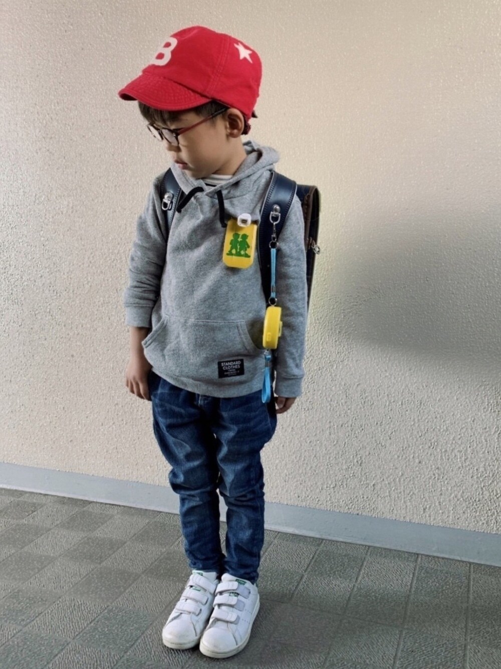 「パーカー、スウェット、デニムパンツ、サルエルパンツ、白スニーカー、スニーカー、めがね、キャップ、カジュアルコーデ、petit main」｜「petit mainのワンポイントベーシック裏毛パーカー（パーカー、グレー系）」を使った、HeROさん（キッズ・110cm）の春コーディネートの1枚目の写真