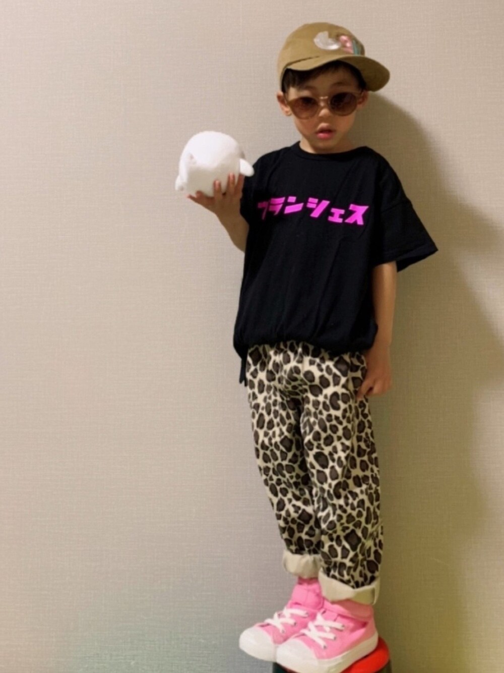 「Branshes、シェフパンツ、レオパード、サングラス、キャップ、コンバース、スニーカー、ピンク、カジュアルコーデ、おとばなコーデフェス告知」｜「BRANSHESの【WEB限定】裾スリット半袖Tシャツ（Tシャツ/カットソー、その他）」を使った、HeROさん（キッズ・110cm）の春コーディネートの1枚目の写真