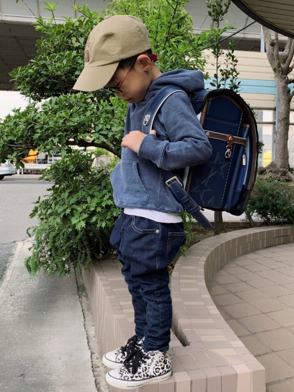 「パーカー、スウェット、デニムパンツ、サルエルパンツ、レオパード、スニーカー、コンバース、めがね、キャップ、おとばなコーデフェス告知」｜「DENIM DUNGAREEのアイテム（パーカー、ブルー系）」を使った、HeROさん（キッズ・110cm）の春コーディネートの1枚目の写真