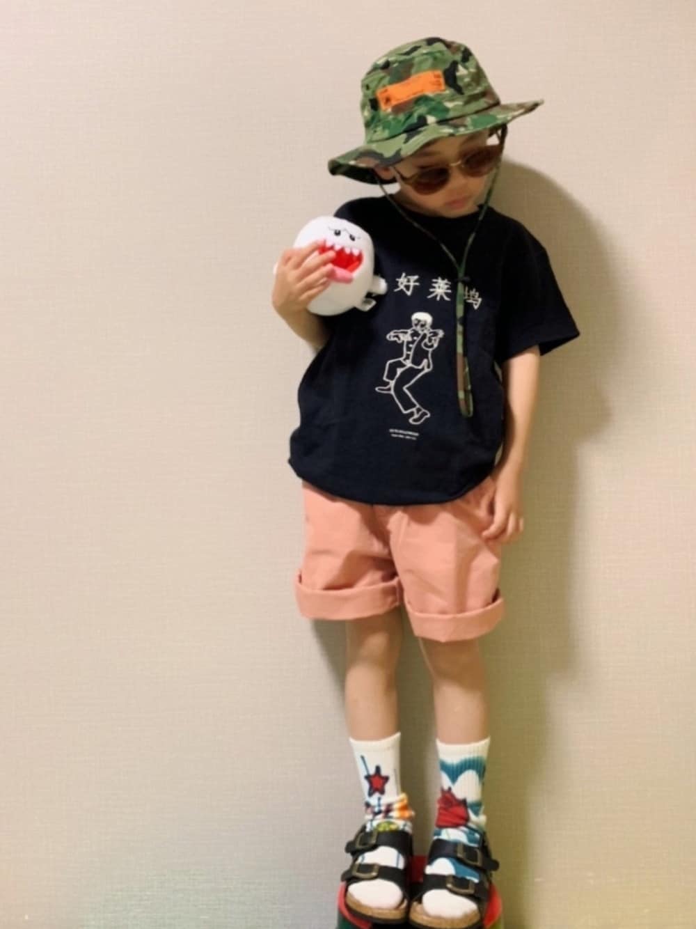「カジュアルコーデ、プリントT、ショートパンツ、UNIQLO、プチプラ、サンダル、サングラス、バケットハット、ピンク、おとばなコーデフェス告知」｜「GO TO HOLLYWOODの天竺 カンフー Tシャツ（Tシャツ/カットソー、ブラック系）」を使った、HeROさん（キッズ・110cm）の春コーディネートの1枚目の写真
