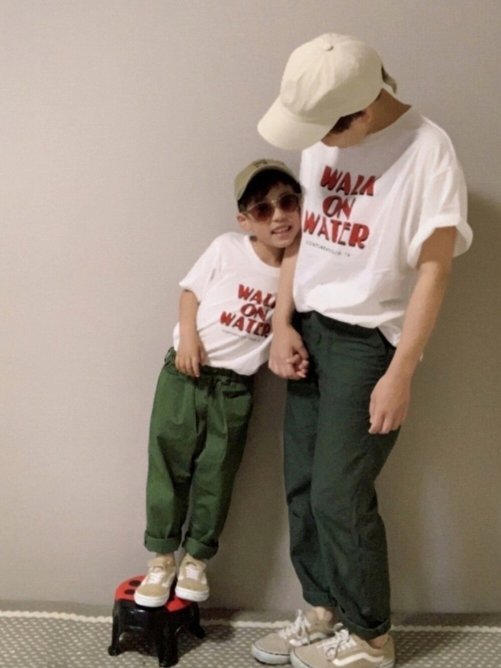 「ロゴT、タックイン、グリーン、VANS、スニーカー、サングラス、キャップ、ベージュ、リンクコーデ、カジュアルコーデ」｜「UngridのKids ツアーロゴルーズTee（Tシャツ/カットソー、ホワイト系）」を使った、HeROさん（キッズ・110cm）の春コーディネートの1枚目の写真