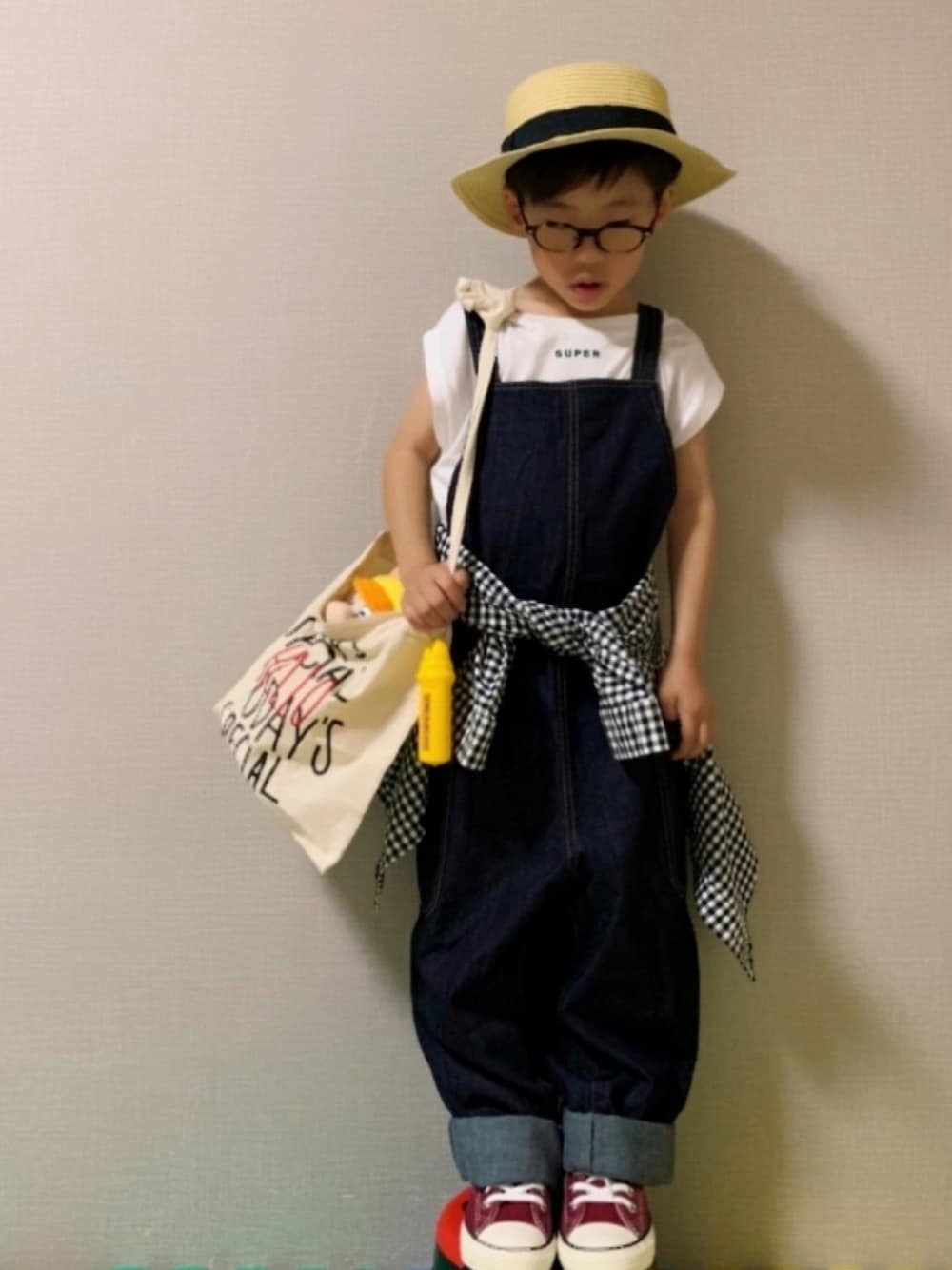 「これが私をアゲる服、サロペット、デニムパンツ、ギンガムチェック、コンバース、ハイカットスニーカー、カンカン帽、めがね、カジュアルコーデ、休日スタイル」｜「CIAOPANIC TYPYの【ママとおそろい】ロゴ刺繍ラウンドヘムTEE（Tシャツ/カットソー、グリーン系）」を使った、HeROさん（キッズ・110cm）の春コーディネートの1枚目の写真