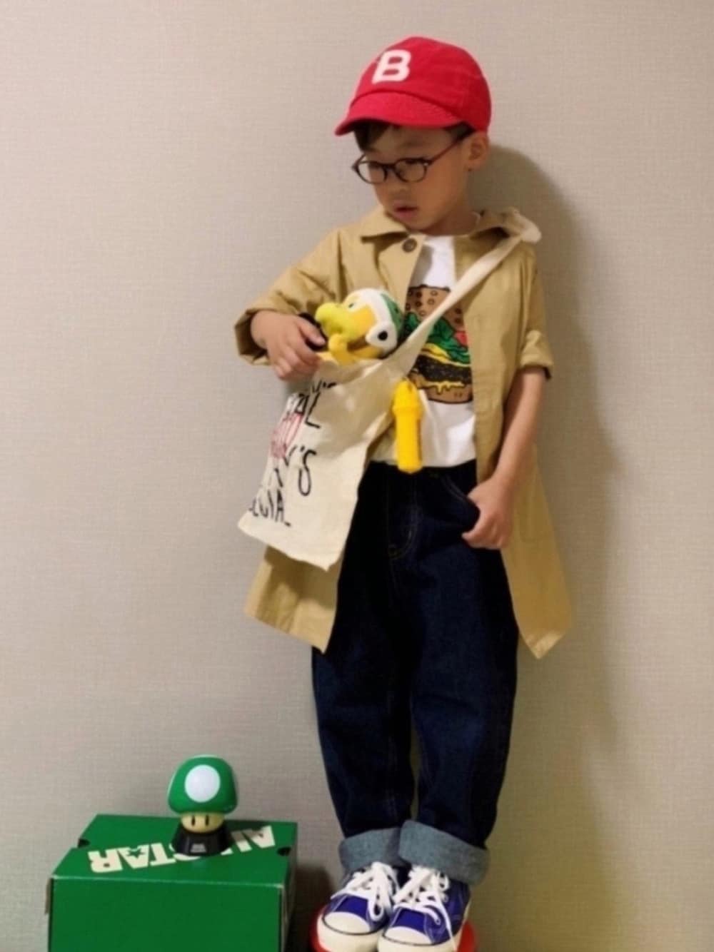 「これが私をアゲる服、UNIQLO、GU、ワイドパンツ、デニムパンツ、プチプラ、プリントT、キャップ、めがね、タックイン」｜「UNIQLOのアイテム（Tシャツ/カットソー、ホワイト系）」を使った、HeROさん（キッズ・110cm）の春コーディネートの1枚目の写真