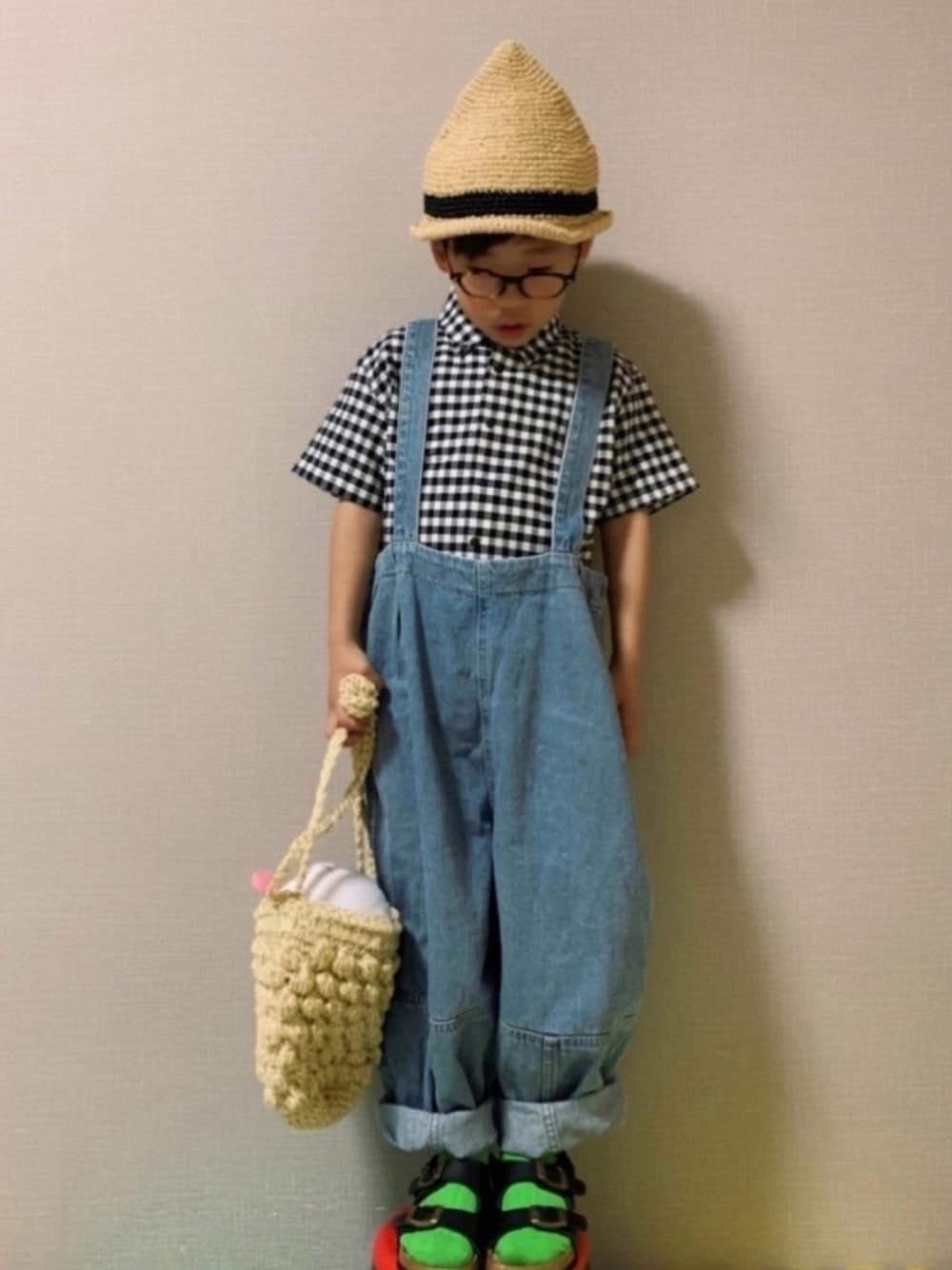 「これが私をアゲる服、サロペット、ギンガムチェック、シャツスタイル、ネオンカラー、サンダル、めがね、かごバッグ、韓国子供服、ハイウエスト」｜「F.O.Uのボタンダウンシャツ（シャツ/ブラウス、ブラック系）」を使った、HeROさん（キッズ・110cm）の春コーディネートの1枚目の写真