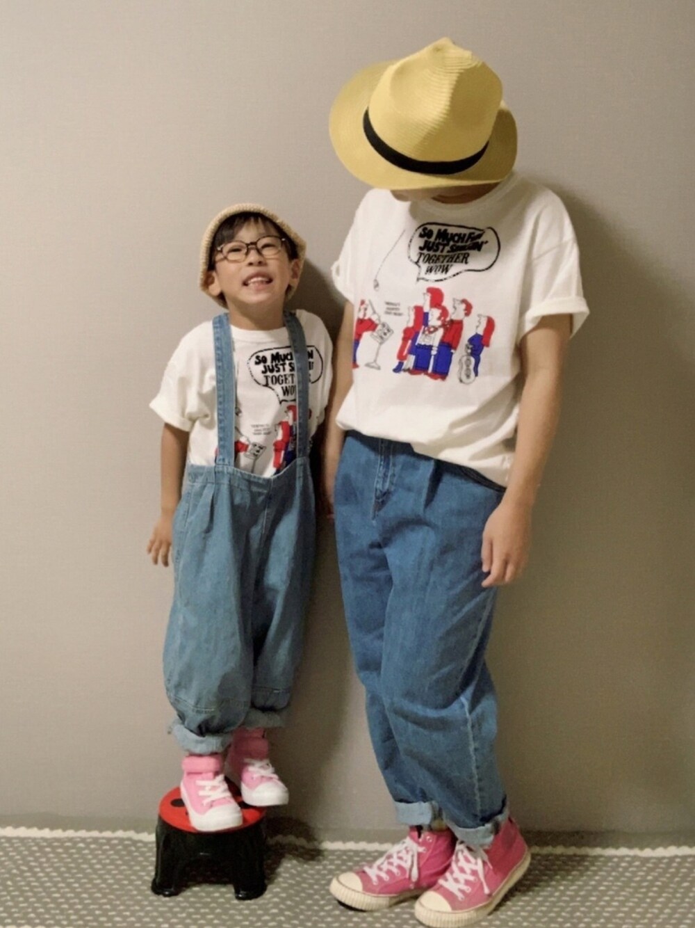 「ハイウエスト、デニムパンツ、サロペット、プリントT、白Tシャツ、めがね、コンバース、ハイカットスニーカー、シンプルコーデ、リンクコーデ」｜「DENIM DUNGAREEの天竺 MUCH FUN Tシャツ（Tシャツ/カットソー、ホワイト系）」を使った、HeROさん（キッズ・110cm）の夏コーディネートの1枚目の写真