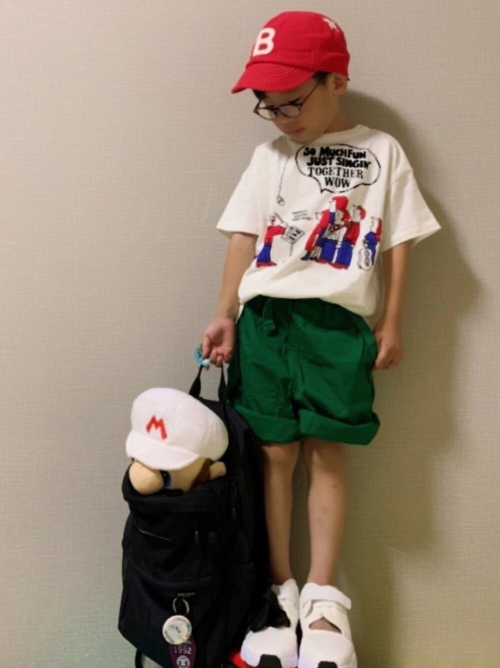 「白スニーカー、白Tシャツ、プリントT、ショートパンツ、リュック、キャップ、めがね、タックイン、休日スタイル」｜「DENIM DUNGAREEの天竺 MUCH FUN Tシャツ（Tシャツ/カットソー、ホワイト系）」を使った、HeROさん（キッズ・110cm）の夏コーディネートの1枚目の写真